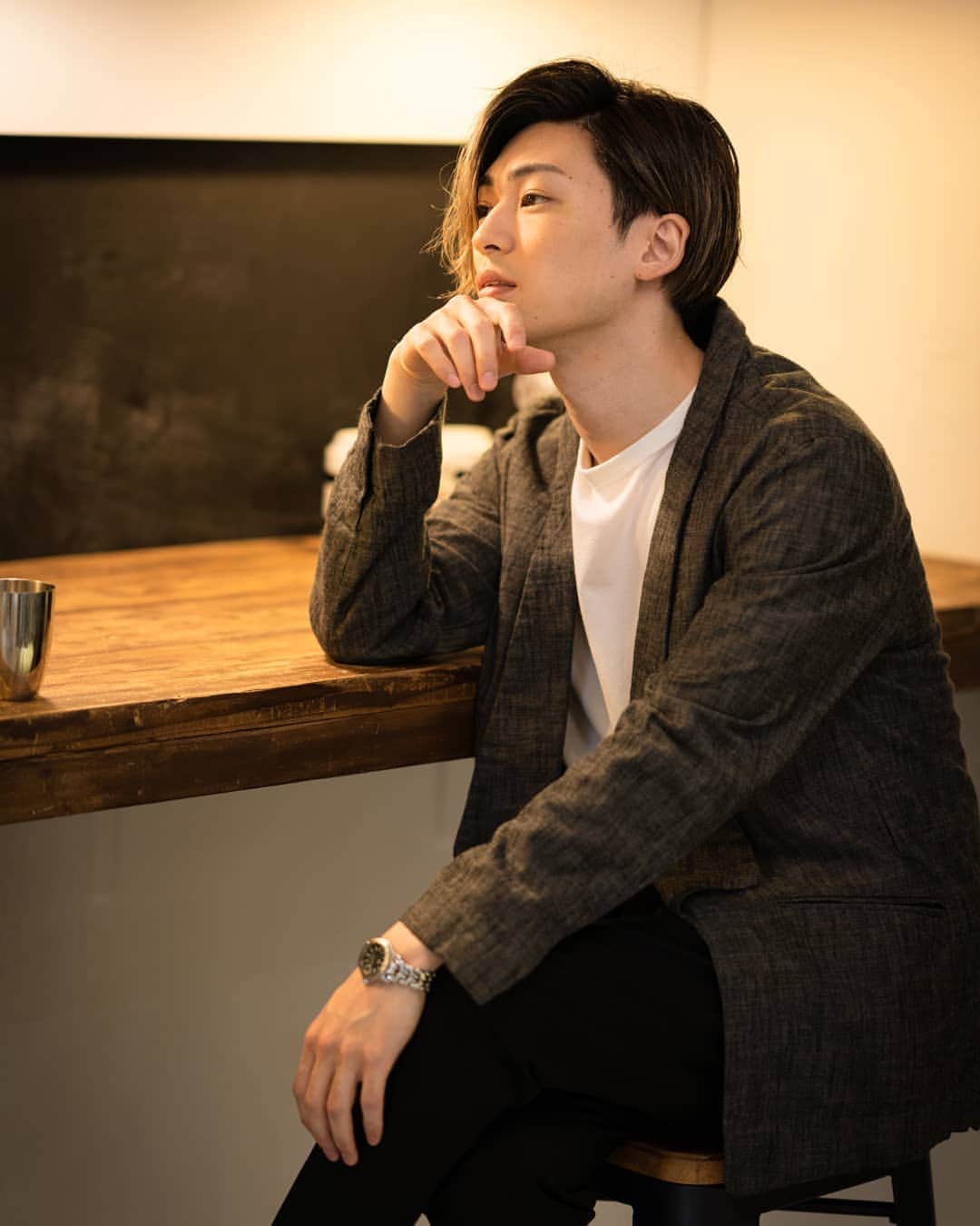 塩田康平のインスタグラム：「スポーツの秋とはいかんから読書の秋  #って訳で本読みまくってます #写真はカフェの待ち合わせ風 #待たせるより待つ方が断然好き #待ちたい系男子 #もう男子って歳じゃない #待ちたい系男 #待ち男 #文字にすると怖い #待ち男 #君の後ろに待ち男 #玄関の前に待ち男 #ホラー #貞子対伽椰子対待ち男 #待ち男優勢 #塩田康平 #塩スタグラム #塩スタ」