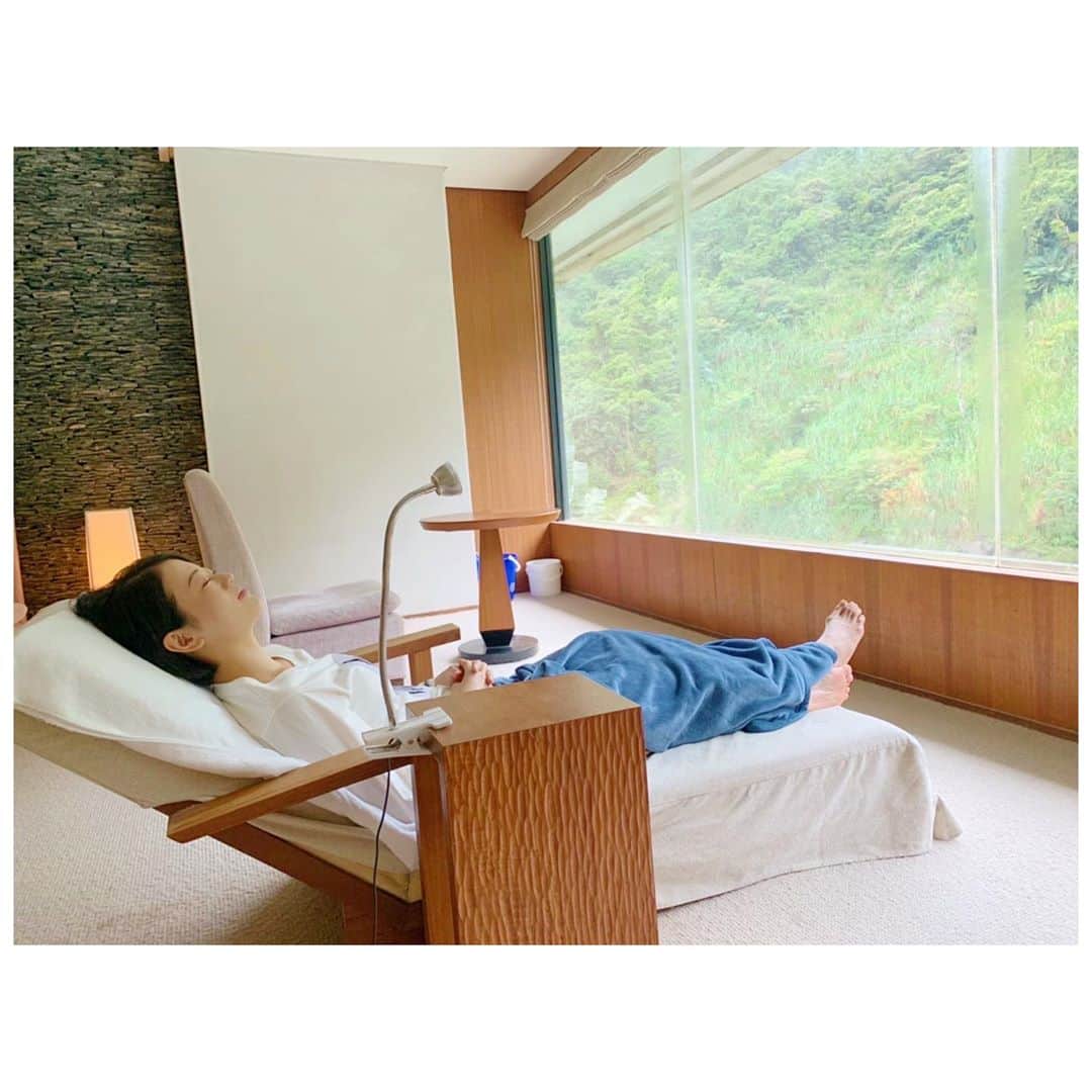 煌月爽矢のインスタグラム：「.﻿ .﻿ 我第一次去了烏來😃✨✨✨﻿ 我很喜歡的朋友們一起去♡﻿ 我開心得不得了﻿ 那裡的溫泉我也喜歡♨️﻿ 然後我們為了去老街搭“台車”🥳﻿ 台車好像玩具 很可愛😂😂😂﻿ 我第一次看原住民的老街 那裡也很熱鬧﻿ 我寄給朋友們這個影片 大家都說『不愧台灣！世界中最安全的國家！』﻿ 嗯嗯 我也覺得這樣﻿ ﻿ ﻿ ﻿ 仲良しのお友達夫婦に烏來という温泉地に連れて行って貰いました！！！﻿ 施設が最高に素敵で…嬉しかった｡ﾟ(ﾟ´Д｀ﾟ)ﾟ｡♡1枚目は一休みの図。足の格好ひどい🦵﻿ 可愛いトロッコに乗って（3枚目）着いたのは…原住民の老街です！（4枚目）﻿ 台湾の“今”がとても賑やかで安全な事に本当感謝。﻿ ﻿ #烏來 #台湾 #台灣 #台湾生活 #このお友達夫婦に巡り会えて私は本当に良かった！」