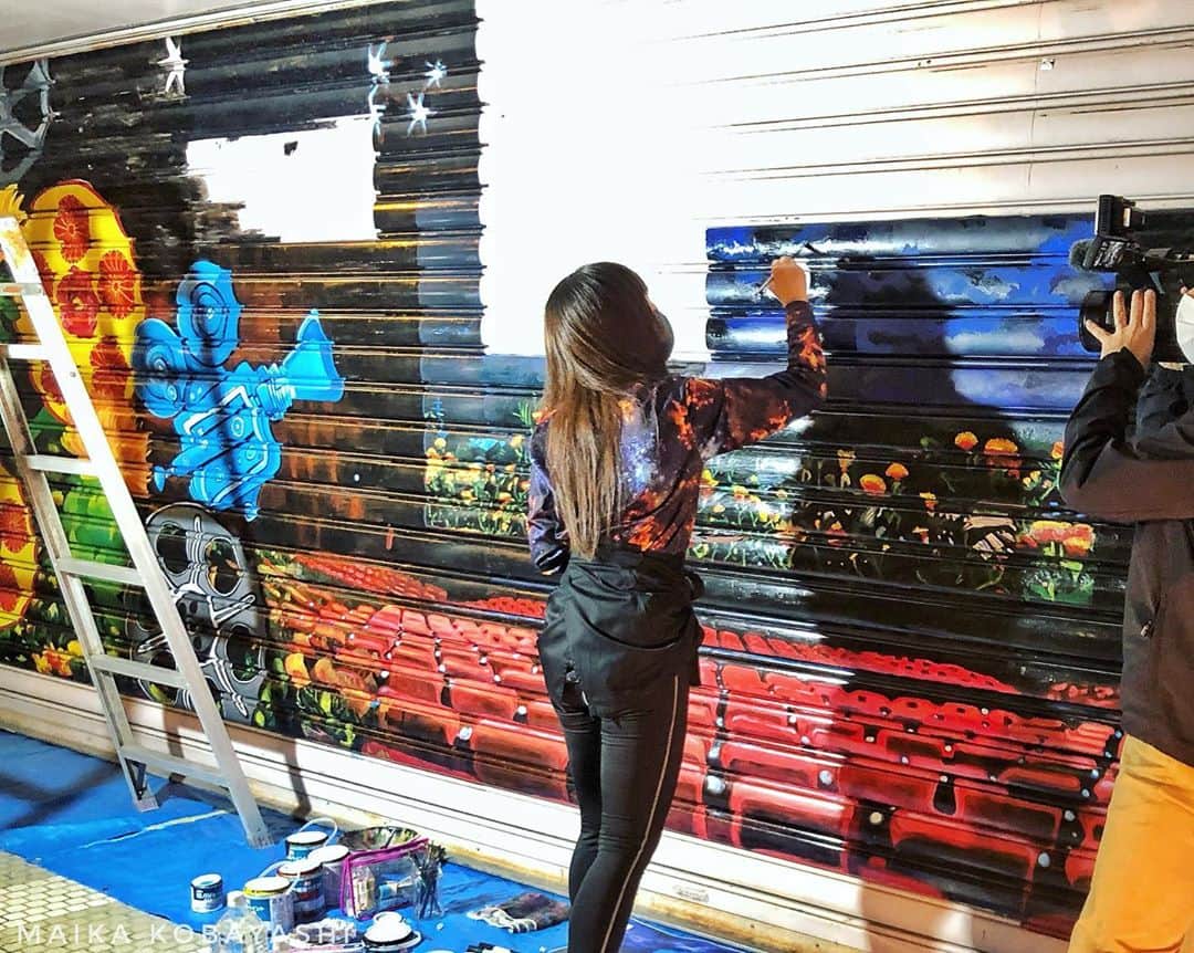のインスタグラム：「Maika's Mural Painting #maikamural @shoubidou80  Vol.12 Nostalgia on Cinema Street . . http://maika-k.com Email: maika.k.muscovite@gmail.com . . #壁画 #壁画師 #mural #muralist #muralpainting #art #illustration #drawing #draw  #acrylicpaint #wallpainting #contemporaryart #contemporarypainting #wallpaint #路地裏 #arts #exhibition #earth #gallery #masterpiece #amsterdam #creative #artwork #acrylic #acrylicpainting  #artworks #絵画 #絵  #modernart @artsy @londonartfair @vanartgallery @themuseumofmodernart @coldplay @artnet @artnewsmag @beautifulbizarremagazine @theguideartists @holbein_art @holbeinartistmaterials @holbein.my @holbein_korea」