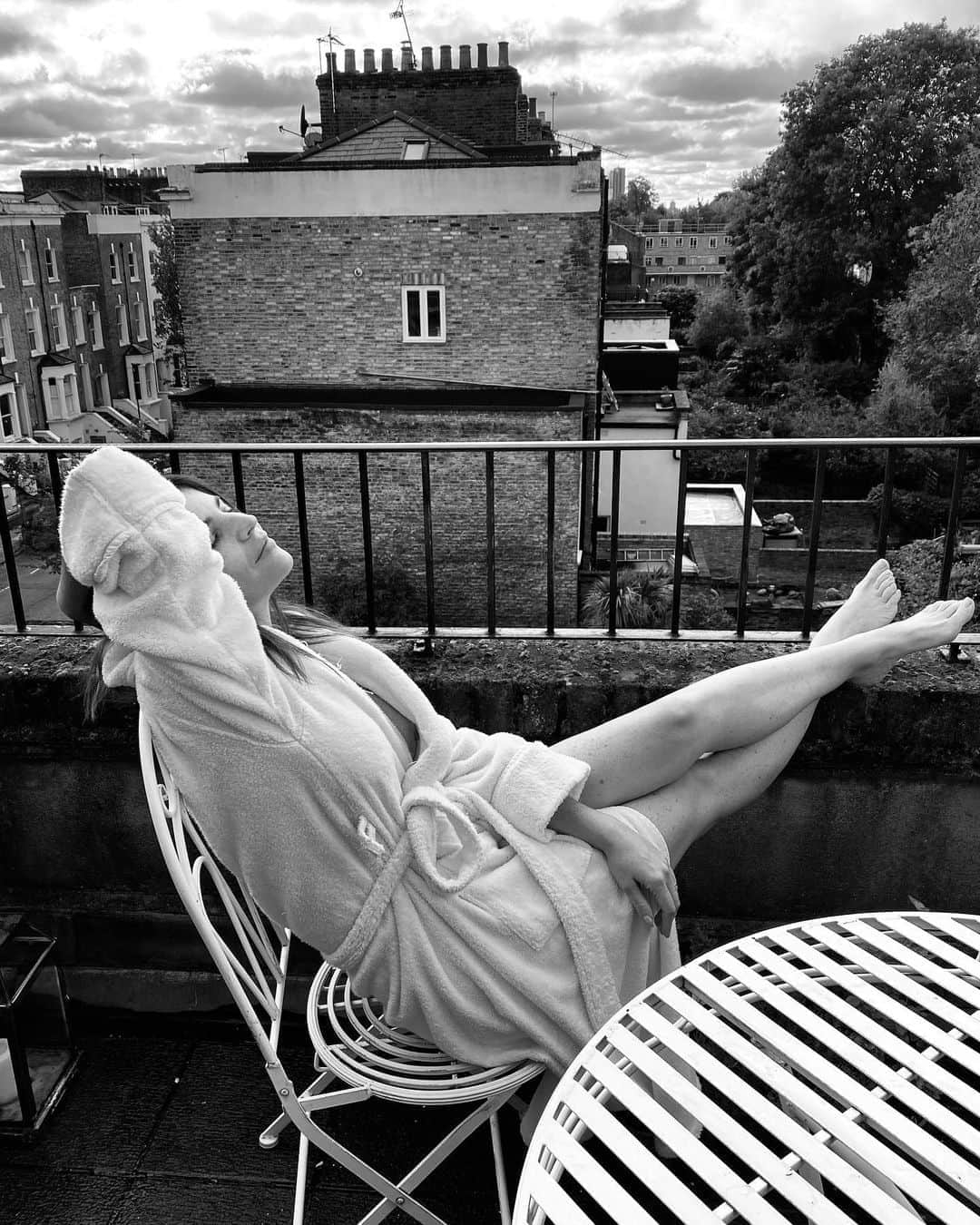 ジュリア・レストイン・ロイトフェルドさんのインスタグラム写真 - (ジュリア・レストイン・ロイトフェルドInstagram)「Nothing beats a Sunday.. At home 🖤 #london」10月11日 22時24分 - juliarestoinroitfeld