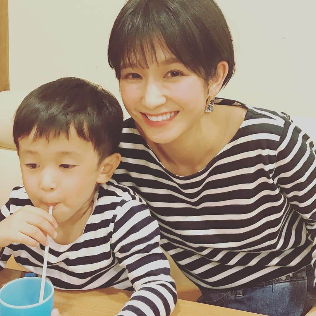 小西ゆりなさんのインスタグラム写真 - (小西ゆりなInstagram)「We are ボーダーズ👩‍👦✨ 運動会は来週に再延期… それまでに👦の鼻風邪治すぞ！ 私は絶対うつらないでみせるぞ！ 皆さまも寒暖差にお気をつけください🙇‍♀️ #親子コーデ #ボーダー #ボーダーコーデ #ママコーデ #キッズコーデ #男の子ママ #3歳男の子 #年少 #ショートヘア #ショートカット #無印良品 #freaksstore」10月11日 22時16分 - yurina_konishi