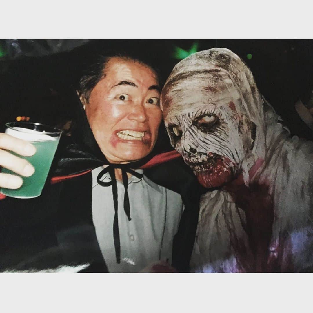 ロブ・ゾンビのインスタグラム：「20 days until 🎃! Here’s a Halloween flashback! Me and @georgehtakei back in 2004. Space Vampire vs The Mummy! 💀#robzombie #georgetakai #halloween」
