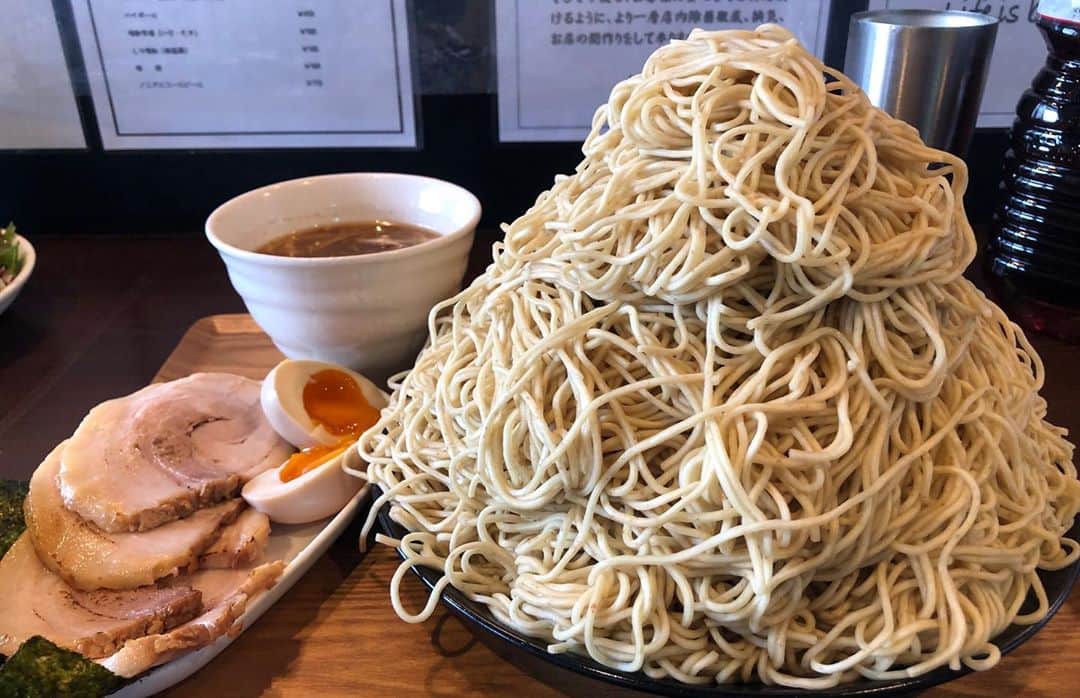 のインスタグラム：「先日、食べに行った埼玉県草加市新田駅から徒歩15分くらいの所にあるらぁ麺＆cafe'bar『Life is beautiful』さんの旨味醤油つけ麺ゆず風味10玉！  本日、YouTubeに動画公開しました！  皆様、是非ご覧下さい！  #lifeisbeautiful #つけ麺 #ゆず風味つけ麺 #醤油つけ麺 #ケツメイシ #草加市新田 #youtube #三宅智子の大食いtv #動画公開中」