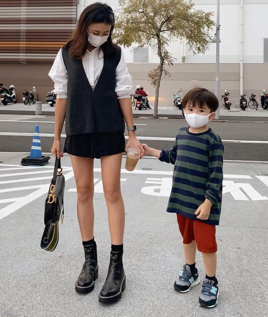 のインスタグラム：「#まなきょうふく 🤎🤎🤎 ストーリー載せたら今日どんな服ですか?となぜか沢山dm来たので載せておきます🥺  なんか最近(てか今年入ってから)脚の浮腫み酷いから ずっと着圧系のレギンス履いて過ごしてたら効果でてきた👏🏻 実感できたのでストーリーでもリンク貼っておく〜! しかもね見た目も普通のレギンスだからそれを使ったコーデなんかも気になる方いたら紹介したいなぁって思ってて!  ちなみにこれ撮ってくれたのはルネたん🥵♥️ #ママコーデ #年子ママ #親子 #ootd #dior #ファッション #シンプルコーデ #zara #ザラコーデ #ザラ #ユニクロ」