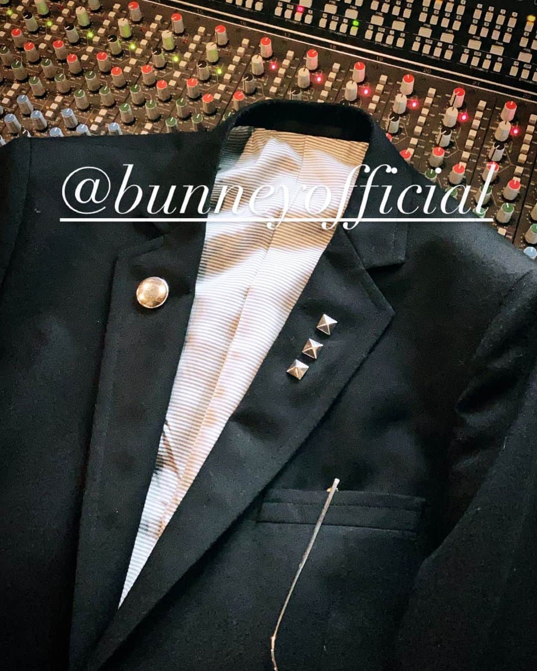 大沢伸一のインスタグラム：「アクセサリーはそんなにつけるほうではないけど @bunneyofficial のシルバー製品だけは特別で、最初に缶バッジ型のシルバーを見た時一瞬で心を奪われた。そしてスタッズ。﻿ ﻿ チープでパンキッシュなアイテムをシルバーで表現する矛盾が僕のひねくれた趣向に完全にハマってしまった。﻿ ﻿ 他にも数種類のバッジやブレス、ネックレスなんかも大好きで使っている。﻿ ﻿先日はじめて国内プレスルームを訪ねて、柄にもなく舞い上がって久々に物欲の奴隷になりそうになった。﻿ ﻿ 物欲といえば最近ではものを減らすことに励んでいて、洋服をはじめ楽器や機材その他ともかく不要なものを処分している。とはいえ可能な限りゴミを出したくないので、売却したり譲渡したり嫁ぎ先を探すのに苦労してもいる。﻿ ﻿ そして、新しく何かを買う場合も可能な限りすでに世に存在している中古やヴィンテージを探すようにもなった。﻿ ﻿でも友人が作っている洋服や魅力的な製品は新しくても罪悪感を感じずに買える自分でいたい。﻿ ﻿ 世界をよくすることに加担する人生でありたい、と同時に新しいクリエイションやカルチャーに敏感に反応する生活も続けたいとも願っている。﻿ ﻿ PS ﻿ ブレザーは @btdmgkony  小西さんちで仕立ててもらった一番のお気に入り。薄手のフランネルで真夏以外いつでも着られる。﻿ ﻿ ﻿」
