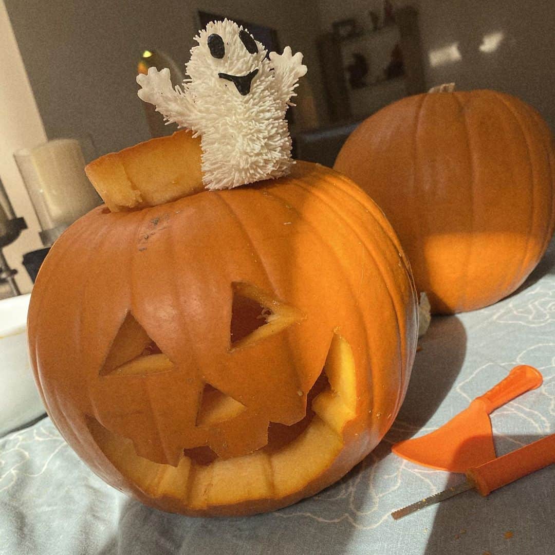 レオナ・ルイスのインスタグラム：「Carving with my lil pumpkin boy 🎃🧡」