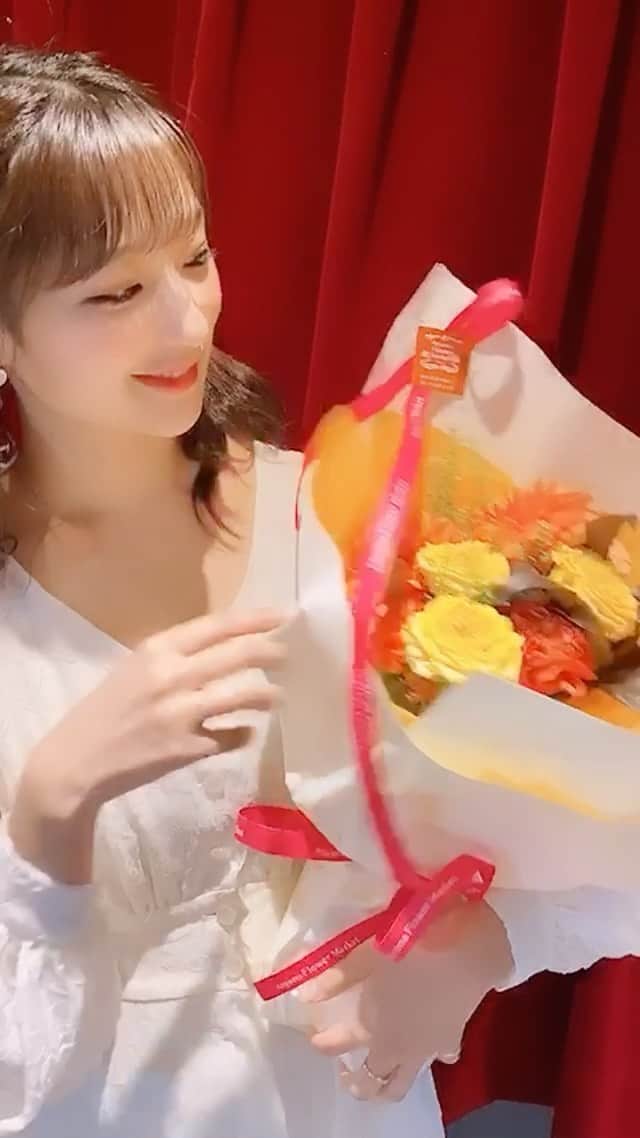 ミクのインスタグラム：「. . おやすみなさい🌙 1円玉5枚と5円玉1枚 どちらが重いと思う？ 答えは動画の中で✨ 私は間違えてました😂 . . 　#myspecial #feelspecial #twice #event #二択　#クイズ 　#goodnight #リール #おやすみ」