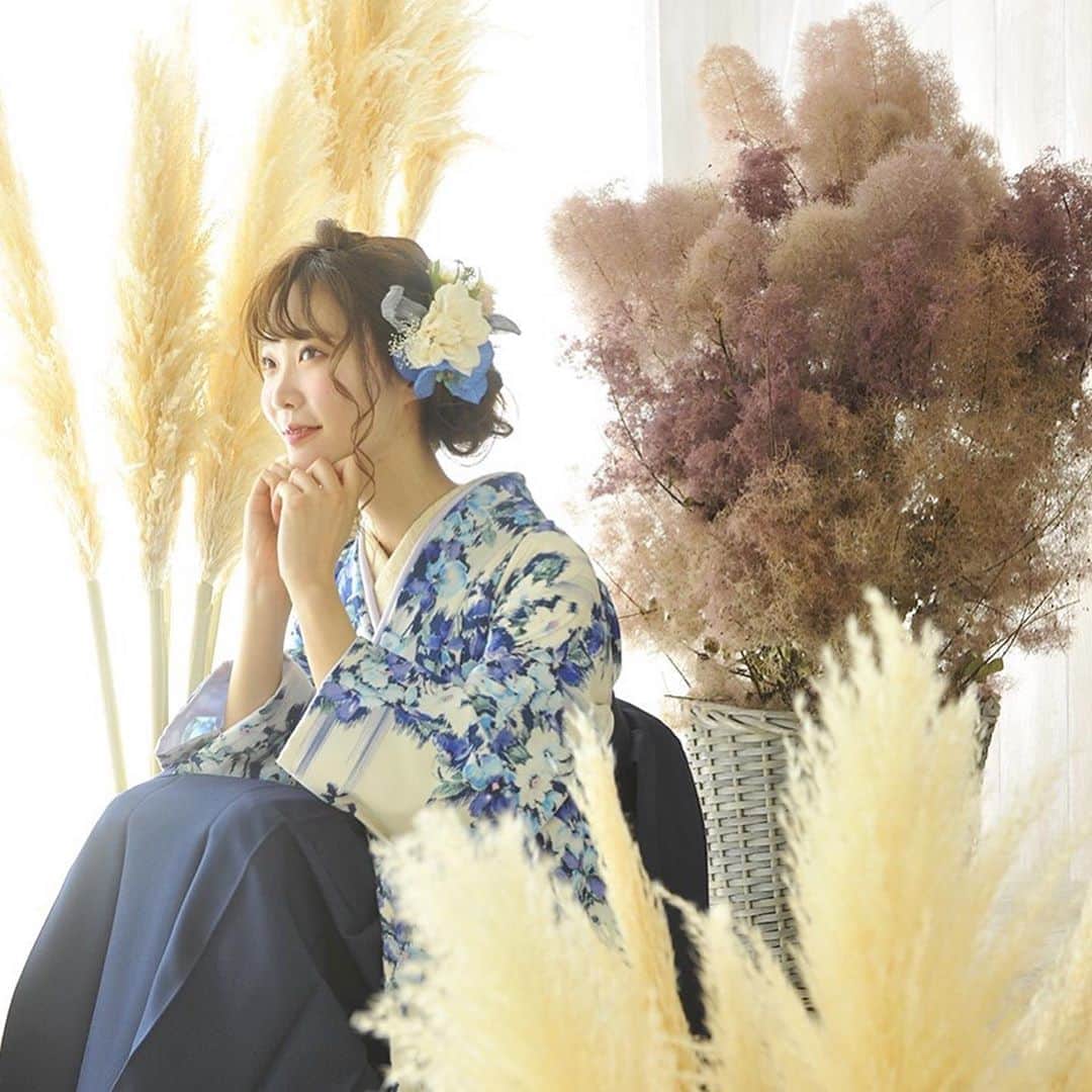 齋藤佳穂のインスタグラム：「袴の私はどうですか？ 私のイメージで選んでいただきました🥺 ふわふわふんわりのイメージみたい💓 袴レンタルはSISUI(@sisui_kimono )へ  #SISUI#SISUIはかま #京都 #卒業式 #卒業式袴 #卒業式ヘア #卒業式ヘアセット #ドライフラワー#袴 #袴ヘア #袴ヘアアレンジ #袴レンタル #写真好きな人と繋がりたい」