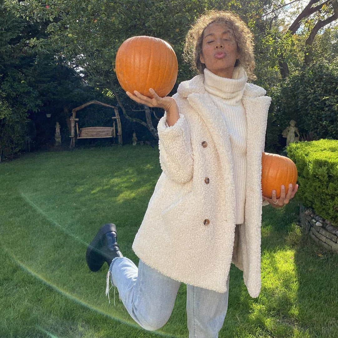 レオナ・ルイスのインスタグラム：「🎃💋」