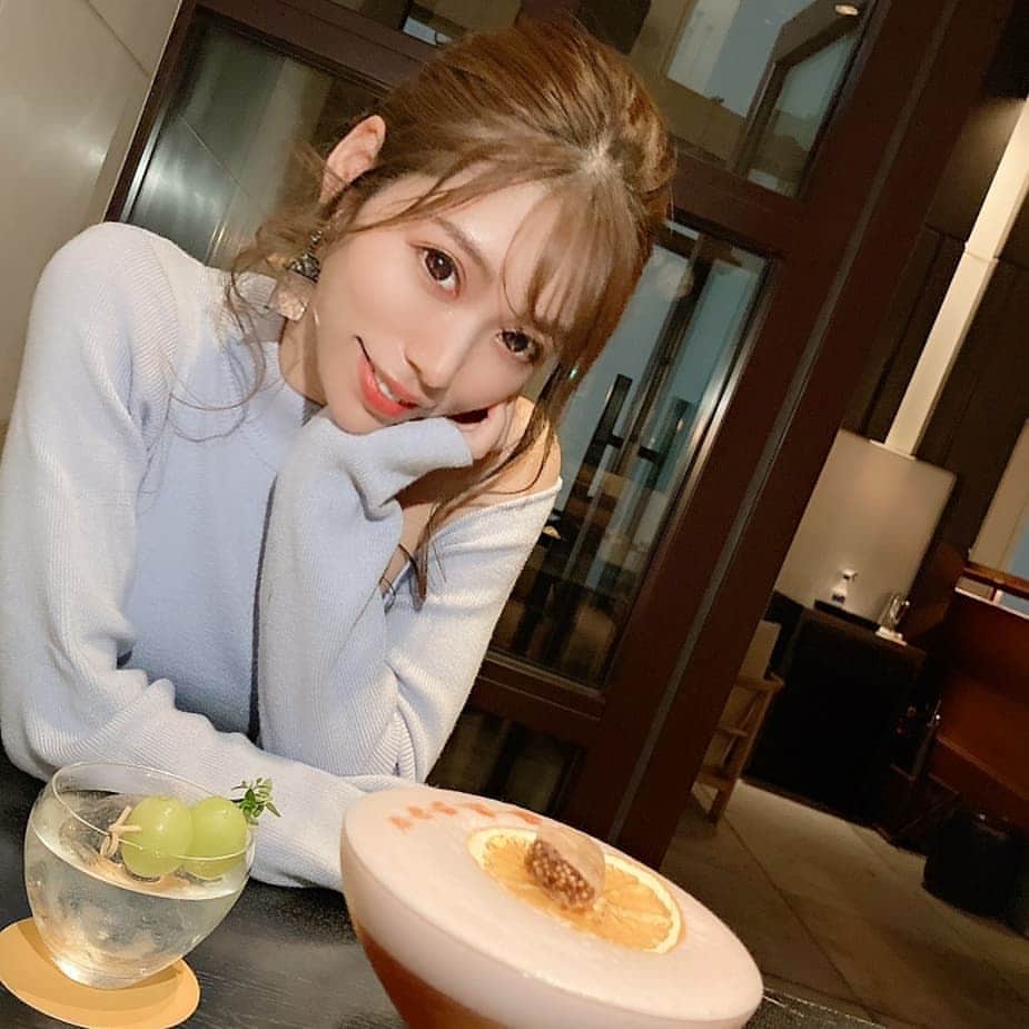 のインスタグラム：「. @andaztokyo 52F【ROOFTOP BAR】  東京の夜景が一望できる、ハズでしたが雨天。 ただbar屋内の素敵な雰囲気と接客で、結果満足✨  #andaz #andaztokyo #rooftopbar #rooftopbar #andaztokyorooftopbar #hotelstay #hotelbar #toranomonhills #アンダーズ東京 #アンダーズ #虎ノ門ヒルズ #ルーフトップバー #夜景の見えるバー #夜景の見えるレストラン #東京一望 #マスカットのカクテル #いちじくのカクテル #女子飲み #おしゃれ飲み #ちょい飲み #ホテル飲み #大人飲み #大人の時間 #贅沢な時間」