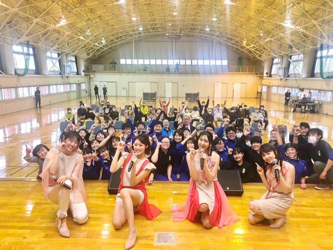 のインスタグラム：「#田子高校 の #文化祭 にて ライブをしてきました！ 生徒や先生たちの笑顔にまたパワーをもらいました😢 とても楽しい時間をありがとうございました‼️  #田子町 #にんにくの町 #みんなで一つ #笑顔で #ありがとう #最高の思い出 #仲間 #りんご娘 #RINGOMUSUME」