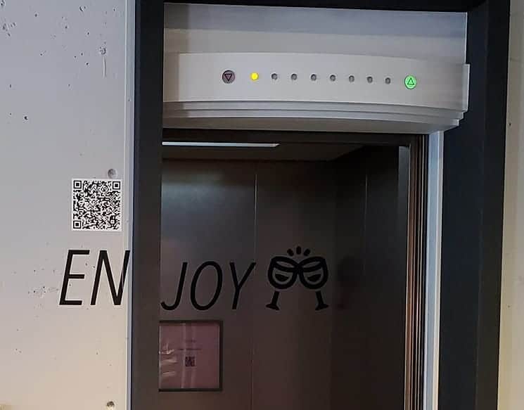 広島ホームテレビ「HOME NEXT neo」さんのインスタグラム写真 - (広島ホームテレビ「HOME NEXT neo」Instagram)「渡辺です！  先日取材した #ウィズコロナ に対応するために #三密対策 に加え #3レス対策 をしたホテル🏨  レスタッチ、レスコンタクト、レスアテンダント🍀  さらには、#遊び心 をとりいれ、 いろんなところに #QRコード が‼️ そこから様々な情報をGETすることができます🎵  エレベーターに隠された文字も お忘れなく！😎  また部屋の種類も様々！ #自転車🚲ごと宿泊できる部屋は 壁が一面 #黒板 になっていて かつ、景色は #リバービュー✨🌳  取材できなかったけれど、 地元の人には #ランチビュッフェ も 良さそうでした🍴😋 メインは日替わり、 副菜食べ放題(時間無制限)で850円⁉️ 気になります...😆  #エンホテル広島 #ENHOTEL #旧コートホテル #銀山町 #広島観光 #広島市 #縁 #サイクリスト #ホームテレビ #5up #アナウンサー #渡辺美佳」10月11日 22時38分 - home.announcers