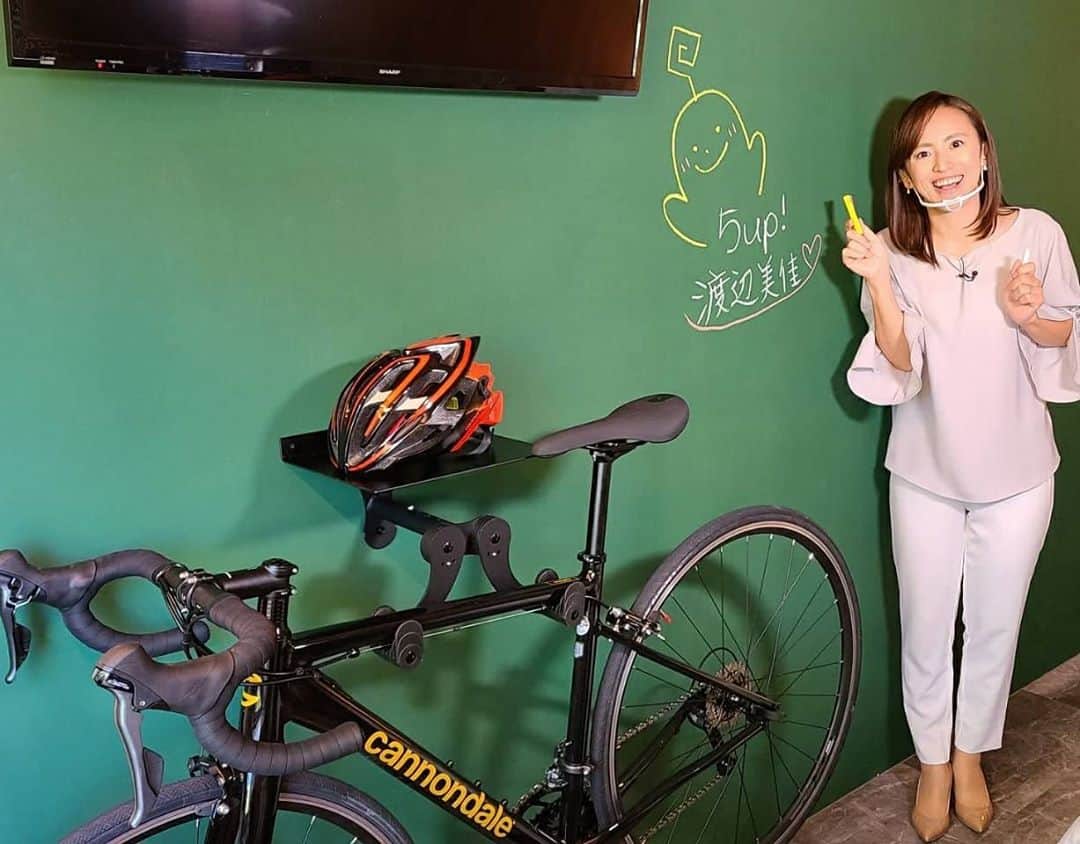 広島ホームテレビ「HOME NEXT neo」さんのインスタグラム写真 - (広島ホームテレビ「HOME NEXT neo」Instagram)「渡辺です！  先日取材した #ウィズコロナ に対応するために #三密対策 に加え #3レス対策 をしたホテル🏨  レスタッチ、レスコンタクト、レスアテンダント🍀  さらには、#遊び心 をとりいれ、 いろんなところに #QRコード が‼️ そこから様々な情報をGETすることができます🎵  エレベーターに隠された文字も お忘れなく！😎  また部屋の種類も様々！ #自転車🚲ごと宿泊できる部屋は 壁が一面 #黒板 になっていて かつ、景色は #リバービュー✨🌳  取材できなかったけれど、 地元の人には #ランチビュッフェ も 良さそうでした🍴😋 メインは日替わり、 副菜食べ放題(時間無制限)で850円⁉️ 気になります...😆  #エンホテル広島 #ENHOTEL #旧コートホテル #銀山町 #広島観光 #広島市 #縁 #サイクリスト #ホームテレビ #5up #アナウンサー #渡辺美佳」10月11日 22時38分 - home.announcers