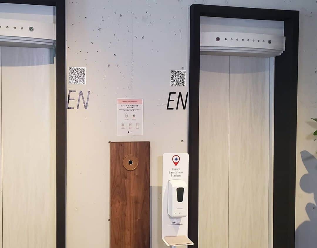 広島ホームテレビ「HOME NEXT neo」さんのインスタグラム写真 - (広島ホームテレビ「HOME NEXT neo」Instagram)「渡辺です！  先日取材した #ウィズコロナ に対応するために #三密対策 に加え #3レス対策 をしたホテル🏨  レスタッチ、レスコンタクト、レスアテンダント🍀  さらには、#遊び心 をとりいれ、 いろんなところに #QRコード が‼️ そこから様々な情報をGETすることができます🎵  エレベーターに隠された文字も お忘れなく！😎  また部屋の種類も様々！ #自転車🚲ごと宿泊できる部屋は 壁が一面 #黒板 になっていて かつ、景色は #リバービュー✨🌳  取材できなかったけれど、 地元の人には #ランチビュッフェ も 良さそうでした🍴😋 メインは日替わり、 副菜食べ放題(時間無制限)で850円⁉️ 気になります...😆  #エンホテル広島 #ENHOTEL #旧コートホテル #銀山町 #広島観光 #広島市 #縁 #サイクリスト #ホームテレビ #5up #アナウンサー #渡辺美佳」10月11日 22時38分 - home.announcers