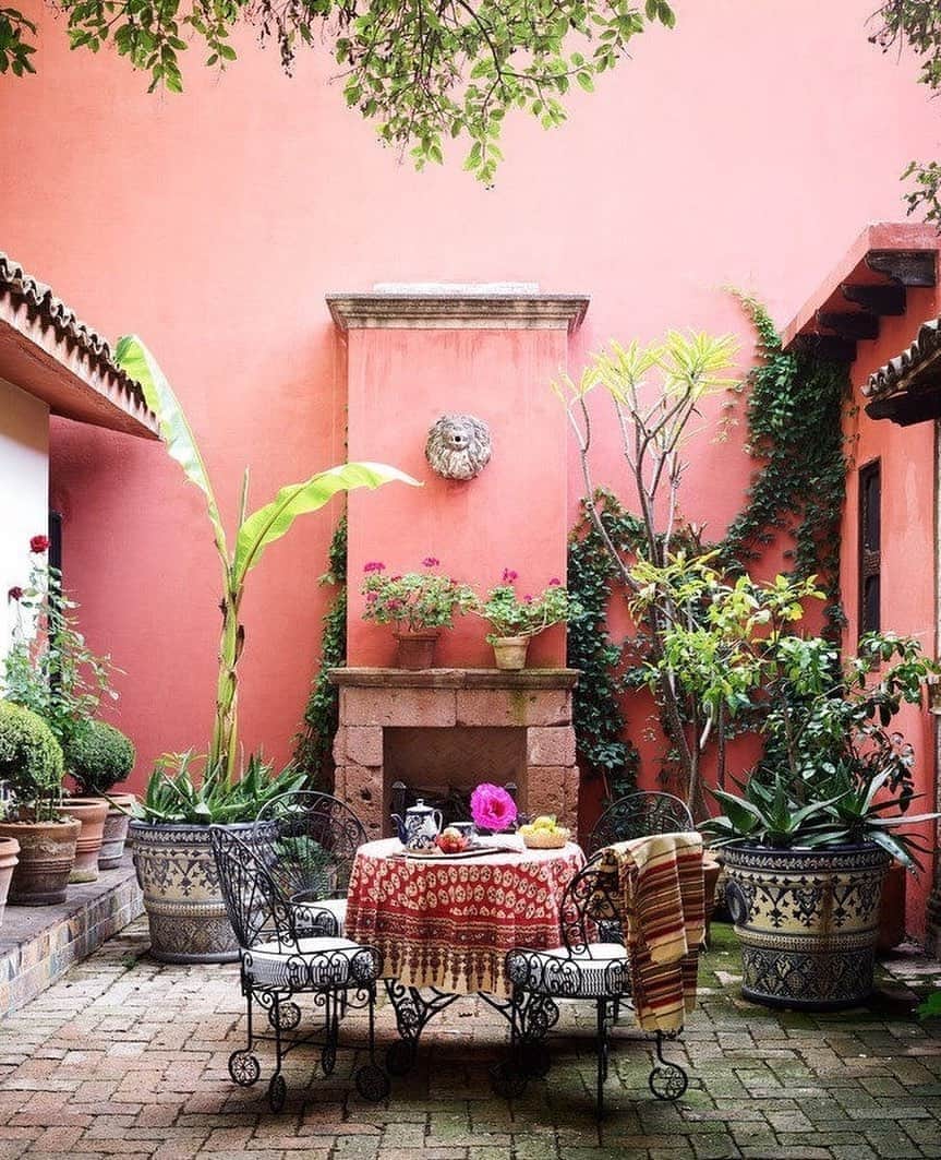 AnOther Magazineさんのインスタグラム写真 - (AnOther MagazineInstagram)「#GorgeousGardens – a beautiful shaded patio in designer @michellenussbaumer’s Mexico home 🌴⁠⠀ ⁠⠀ RG @archdigest 🔁⁠⠀」10月11日 22時50分 - anothermagazine