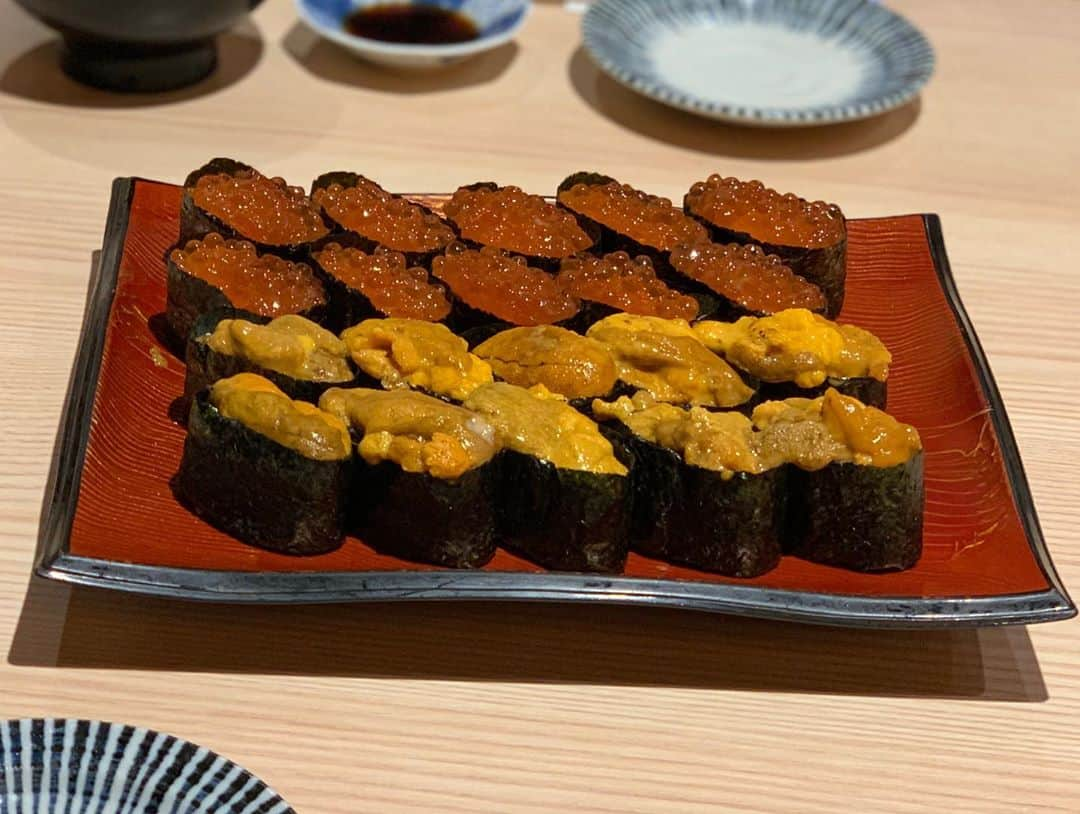 あこさんのインスタグラム写真 - (あこInstagram)「きづなすしさん🍣いくら炙りえんがわ赤えび鮭ハラス！中トロも絶対食べる。お味噌汁が期間限定？で蟹のお味噌汁でした🦀 野郎ラーメンさん🍜二郎系ラーメンは最初に野菜食べられるからちゃんと野菜摂っとるからOK。野郎ラーメンさんの焼き野菜本当に美味しい😆✨ そして！大勝軒まるいちさんのつけ麺特盛と餃子！愛情盛りが芸術作品✨見た目よりも麺がみちみちに盛られています🍥いつもありがとうございます🙇🏻✨ #きづなすし  #お寿司  #食べ放題 #野郎ラーメン  #大勝軒まるいち  #つけ麺」10月11日 22時43分 - harapeko__ako