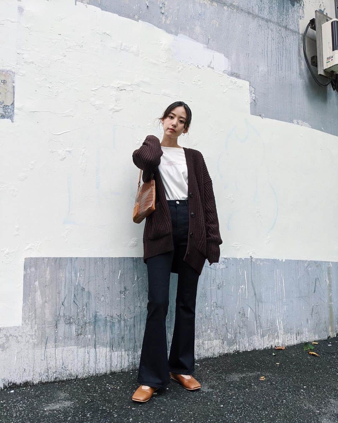 Shiho Sasakiのインスタグラム：「オーバーサイズのKnitには フレアパンツ合わせが鉄板で可愛いね👖 久しぶりにグラフィック着て、ちょっとカジュアルな日でした🐻 着用してるRebirthフレアは シルエットがすごい綺麗だから フラットシューズでも盛れるんだよ✨ #MOUSSY#MOUSSYSNAP#MOUSSYJEANS」