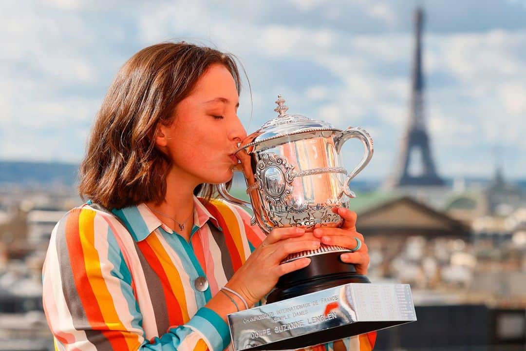 WTA（女子テニス協会）さんのインスタグラム写真 - (WTA（女子テニス協会）Instagram)「🏆😍 @iga.swiatek #RolandGarros」10月11日 22時53分 - wta