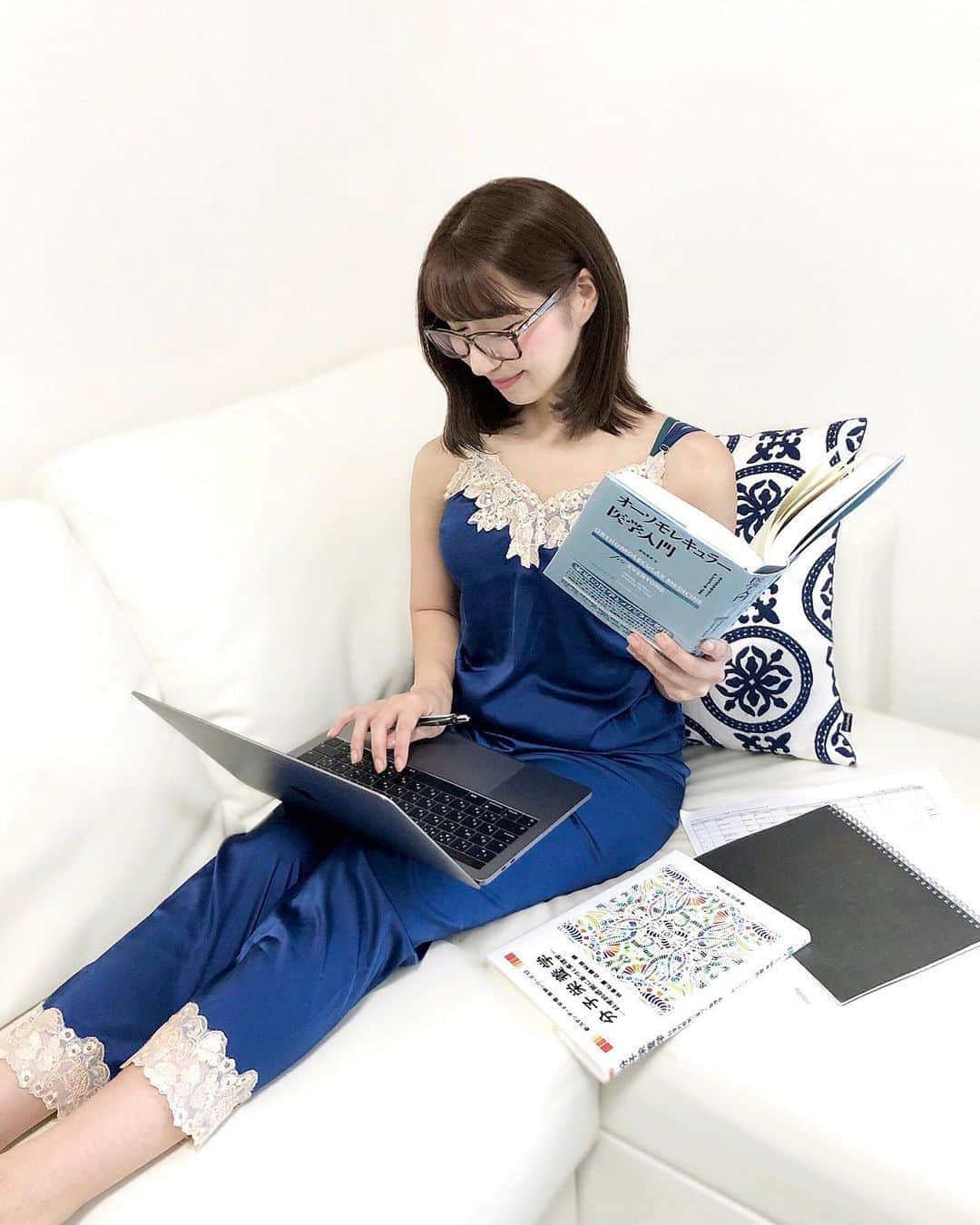 のインスタグラム：「📚✏️💕 𝑺𝒕𝒖𝒅𝒚 𝒇𝒐𝒓 𝒎𝒚 𝒋𝒐𝒃𝒔.🤓 読書の秋、はじめました✨ (いや実を言うと…8月くらいから活字にハマってます) . 分厚い本を読み終えたときの 「読んだなぁ」という目に見える達成感が好きで🙈💓 . 気になると本をすぐポチっとします♪ . 新しい栄養学が気になって最近は オーソモレキュラーについての本をゲット🐶 . 急に勉強したくなったことがあっても Amazonプライムの配送特典で無料お急ぎ便が 利用できることによって注文してからすぐに届くので とても効率よく勉強ができて助かっています📖🍂 . . 皆さんは何の秋になりそうですか？💓 . . #Amazonプライム #プライム活用術 #プライムライフ #primelife #pr #Amazonプライムビデオ #Amazon #プライムデー #お届け日時指定便 #読書の秋 #メガネ女子 #おうち時間 #おうち時間を楽しむ #リラックスタイム #ゆったり #のんびり #青コーデ #おうちコーデ #ルームウェア」