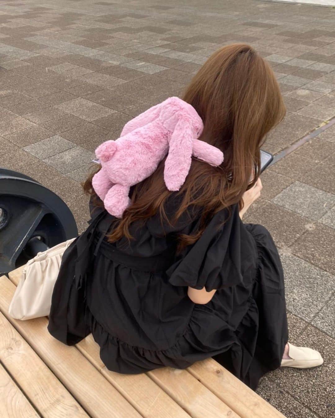 平木愛美のインスタグラム：「先日、はじめての赤ちゃん本舗へ。👶  まだなーんにもbabyグッズ用意してなさすぎて、、笑 この日も結局ほんとに必要なものってなんなんだろう🤔🍼 となりわからず。笑（リサーチ不足💫） ひとまずマタニティのインナーと、気になってた @jellycat_japan のぬいぐるみだけ購入💕🧸🧡  おさるもクマもイヌも全部可愛くて悩ましかったんだけど、ひとまず🐰にしてみた！♡  パパがぬいぐるみ買ってくれたよ〜👨🏼❤️baby  そしてそんなパパの動画を急遽、編集することになりひたすら集中してた時のshot🚀笑 気付いたらこんなことになって写真を撮られておりました。笑  でもこの後日もう一度、赤ちゃん本舗に訪れて、周りの先輩ママさんに聞いた情報や義理のお姉さんに教えてもらいながら、、いくつかbaby用品購入💞😋  そろそろ準備してしまわなくてはーーーっ！  全身見づらいですが… シルエットが可愛いワンピース。 onepiece / redyazel  bag / ray beams」