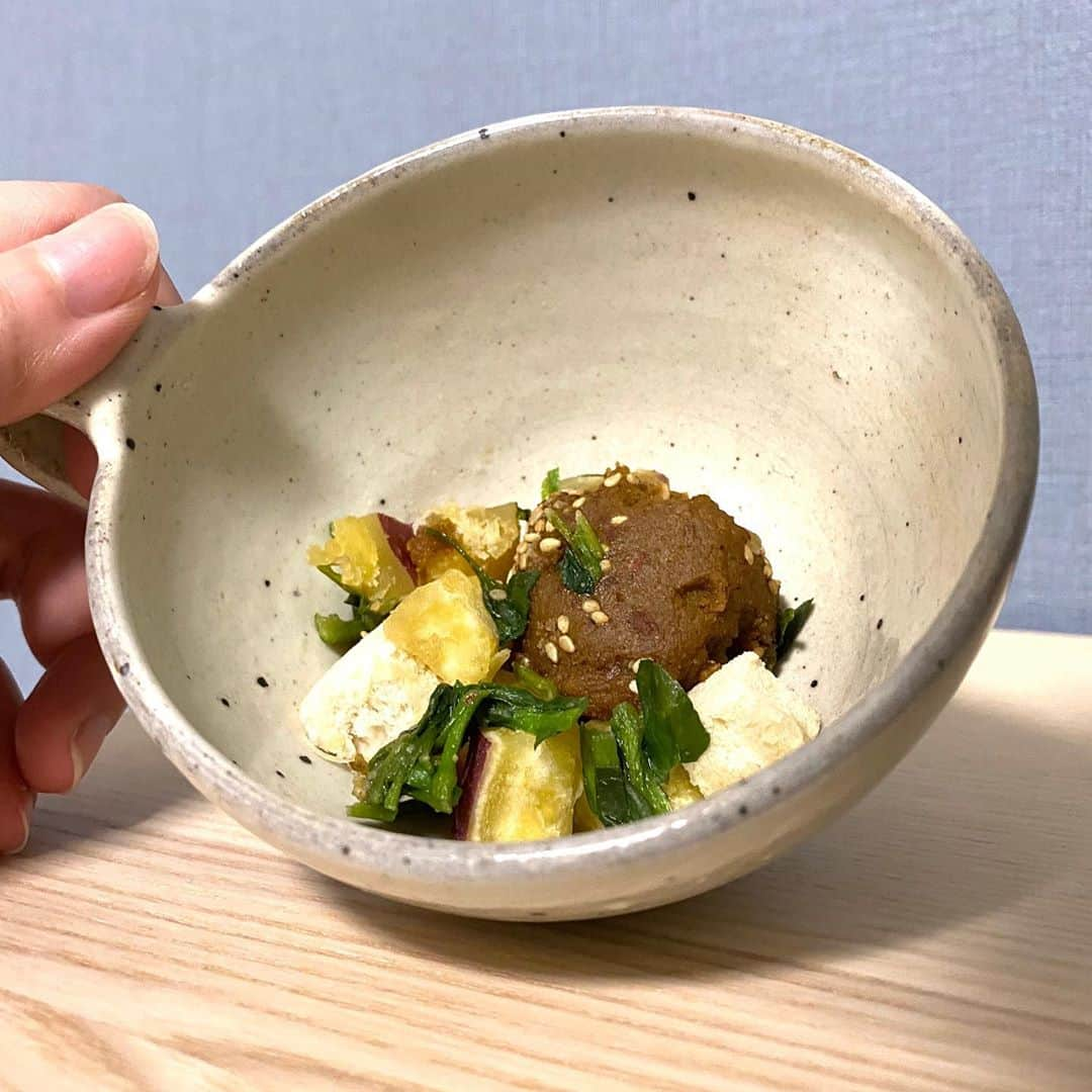 下平夏奈さんのインスタグラム写真 - (下平夏奈Instagram)「今日の夜ご飯は、 レンジで温めるだけで手軽に栄養がとれる "FIT FOOD HOME " @ さんの 宅食サービスを利用しました♩  今回は、新商品の腸活をサポートしてくれる #キレイミール ✨  『みそ玉』 『甘酒入りスイートポテト』 『もち麦オートミールサラダ』  ３つの"腸活フード"で構成されていて 1食でカラダに必要な栄養素をバランス良く 摂ることができます。  冷凍食品なのに美味しくて 無添加なのも良いところ☆  みそ玉にお湯を注ぐだけ。 レンジでチンするだけで 簡単にできるので  忙しい人やお子様がいる方、 アスリートにもオススメです♩  冷凍庫にストックしておくのもいいかも！  #fitfoodhome #tavenal #フィットフードホーム  #健康食品 #おうちごはん #冷凍食品 #無添加 #健康ごはん #健康食 #家庭料理 #手料理  #お惣菜 #冷凍惣菜 #献立 #今日のごはん  #働く女子 #働くママ #フリーランス  #ワーママ #healthy #food #pr」10月11日 22時56分 - kana0412.sss