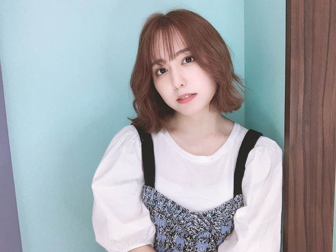 前田美里のインスタグラム：「久々のショート。✂︎ . .  #イメチェン #美容院 #サロン #代官山 #ヘアースタイル  #ショートヘア  #外ハネ #ヘアーアレンジ #女子力 #ヲタク #フォロワー募集中 #欅坂46 #日向坂46 #zara #hairstyle #haircolor #japanesegirl #follow #followme #좋아요 #팔로우미 #팔로미 #오오티디」