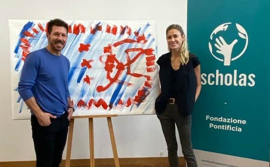 ディエゴ・シメオネのインスタグラム：「Apoyando la labor de @scholasoccurrentes para la integración social de los jóvenes a través del arte y del deporte.  Supporting the work of Scholas for the social integration of young people through art and sport.」