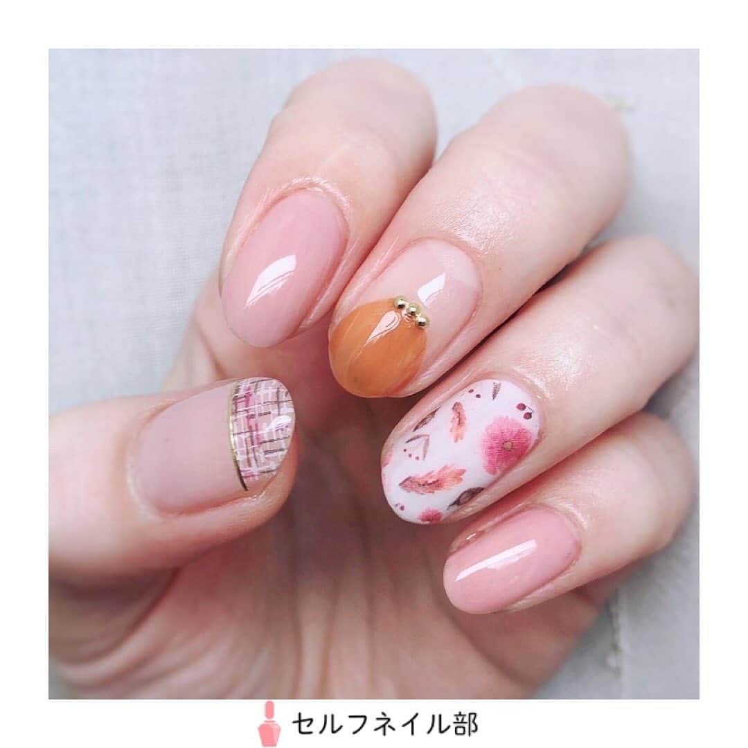 セルフネイル部 公式アカウントのインスタグラム：「(@mii___nail.31)さんの、﻿ 「簡単秋ネイル」を紹介します✨﻿ ﻿ 〜やり方〜﻿ 親指→スキューズミーグレージュを塗り、しずくネイルシール七色チェックを爪先に貼り、境目にラインシールを貼る﻿ 人差し指、小指→スキューズミーモーブピンクベタ塗り﻿ 中指→キャンメイクビターキャラメルで丸フレンチに塗り、スタッズを乗せる﻿ 薬指→jumiitokyo NEWMOONを塗り、しずくネイルシールダスティフラワーを貼った上からマットコートを塗る﻿ ﻿ 〜使用したもの〜﻿ スキューズミーグロッシーコート﻿ ・モーブピンク﻿ ・グレージュ﻿ キャンメイクカラフルネイルズ﻿ ・ビターキャラメル﻿ jumii tokyo﻿ ・NEW MOON﻿ しずくネイルシール﻿ ・七色チェック﻿ ・ダスティフラワー﻿ ﻿ 0.8mmスタッズ﻿ ゴールドラインシール﻿ ﻿ トップコート﻿ マットコート﻿ ﻿ 〜ポイント〜﻿ 難しい工程は何にもないので、とっても簡単です！﻿ キャメルのワンポイントで一気に秋っぽくなります🍁﻿ ﻿ 《セルフネイル部プロデューサー高橋からのコメント💅》﻿ 簡単には見えないクオリティに驚きです🥺カラーバランスが見事で参考にしたい作品です💐」