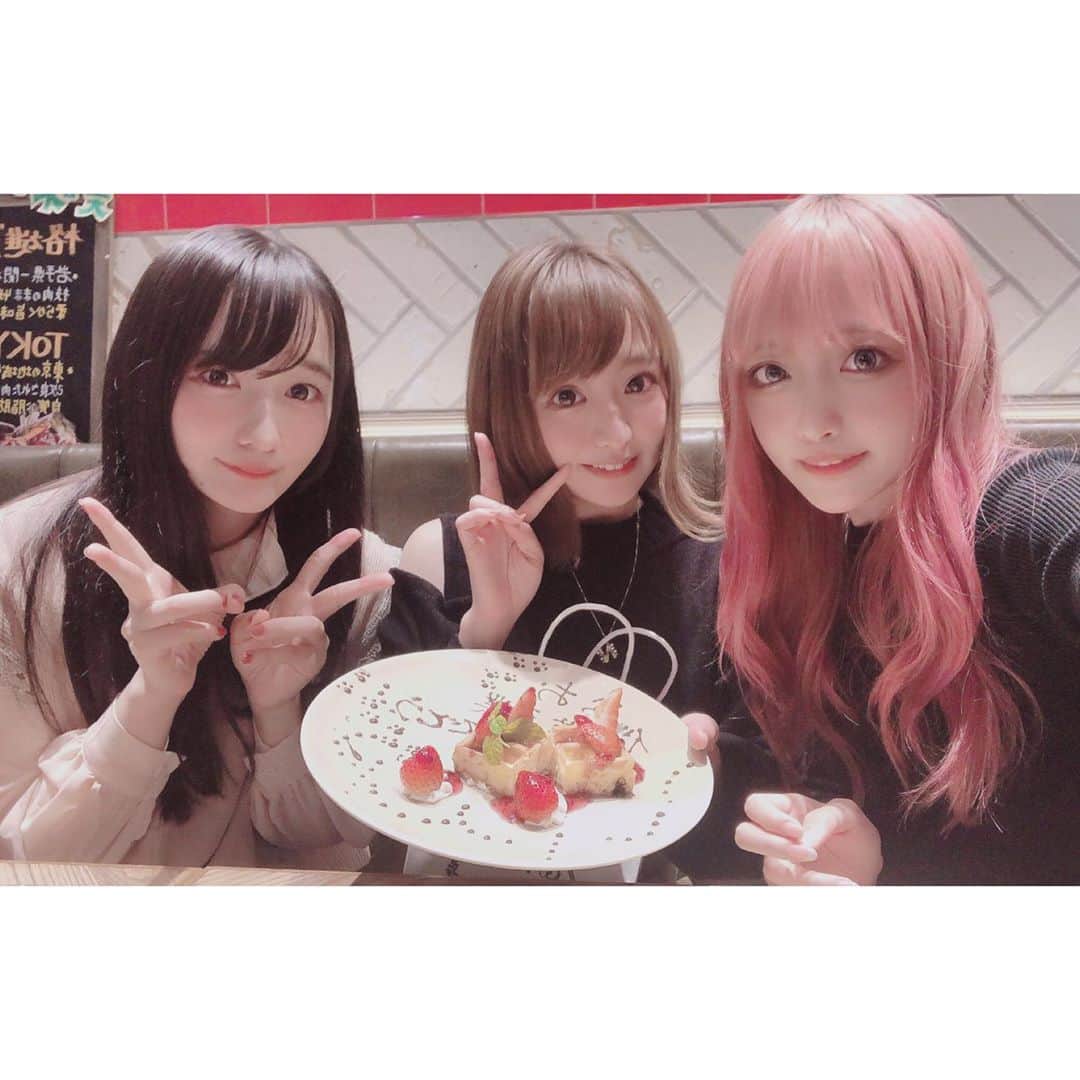 東なつ紀のインスタグラム：「懐かし3人組で なおの卒業祝してきた♡  #僕と猫。 #秋葉原 #猫カフェ #女子会 #秋葉原肉バル」