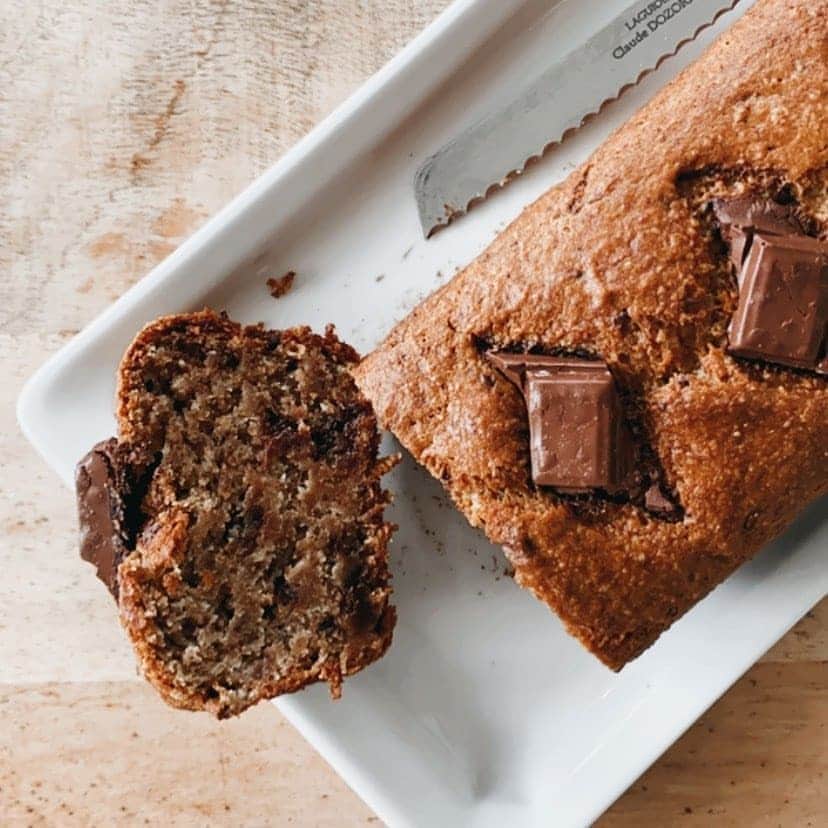 ベンシモンのインスタグラム：「L'heure du goûter 🥄🍫  ​Alerte aux gourmands: découvrez la recette parfaite du banana bread sur le compte de @asnajda 💛  📸 @asnajda  ​#bensimon #mood #cake #recette #gateau」
