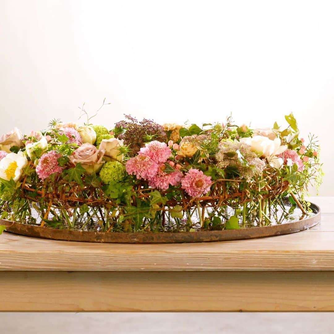 のインスタグラム：「軽やかな花のリースです。 ベースにはヤナギの枝を使いました。 花と花は、バランスよく配しましょう。等間隔にしないことがセンスよく見えることもあります。 この作品は、自然素材を中心に仕上げたナチュラルさが素敵です。   制作者は、世界的に著名なトップフラワーデザイナー、グレゴール・レルシュ(GREGOR LERSCH)氏。 ドイツ、バドノイエンアール在住。フラワーデザインに関する著書を多数出版されています。 @hanaamiflowerdesign  @hanaamiblumenschule    #花阿彌 #花阿彌ブルーメンシューレ #グレゴールレルシュ #花の学校 #フラワーデザインスクール #フラワーデザイン #ヨーロピアンフラワーデザイン #オーガニック #organic  #hanaami #europeanflowerdesign」