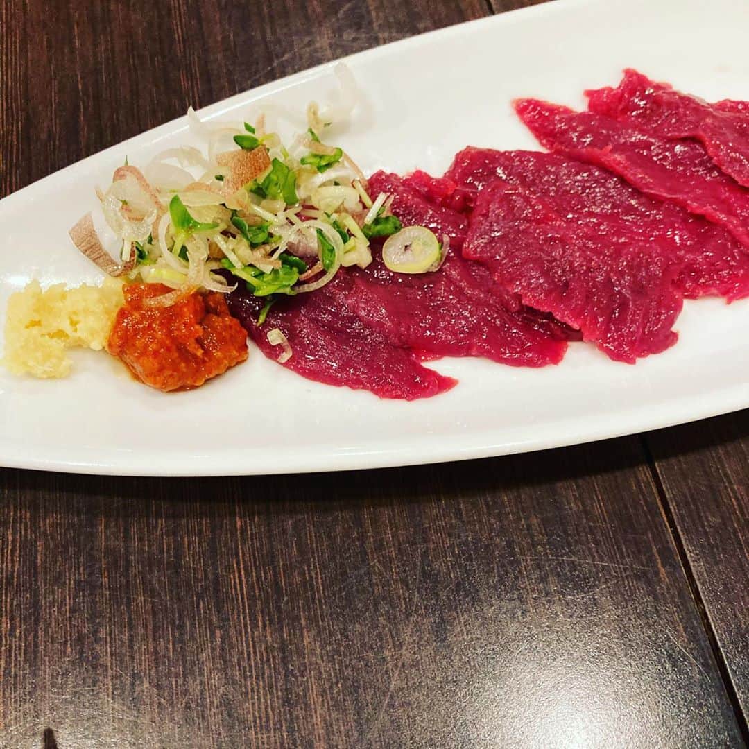 マスダシンのインスタグラム：「ここ最近食べたもの 馬刺し、刺身、鯛飯など  基本的に食にあまり興味ない人間なので1人の時間が多い時はエンゲル係数が極端に低くなるんだけど友人と飲んだりする時は美味いもん食いたいと思うようになったな」