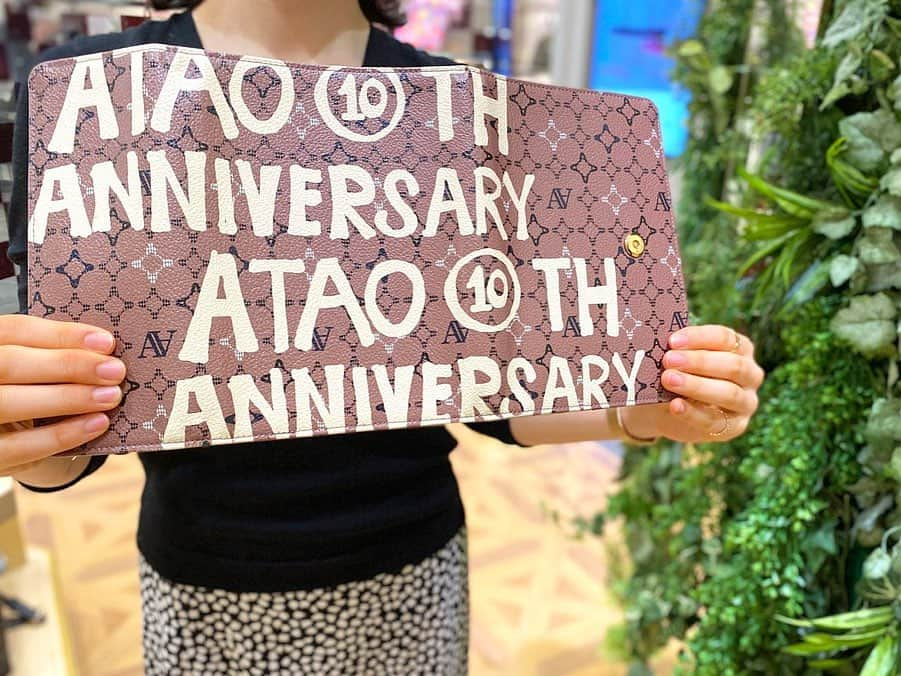 ATAO(アタオ)さんのインスタグラム写真 - (ATAO(アタオ)Instagram)「✨ブログ更新しました✨﻿ ﻿ ﻿ 最新ブログ記事タイトル🔻﻿ 【お店でしか出会えない！？特別なレアアイテム★】﻿ ﻿ 今回は、店頭でのみ取り扱いのある、﻿ ✨レアアイテム✨をピックアップ👀❣️﻿ ﻿ ﻿ ペンケースに、10周年を記念して作られたノートカバー、人気のお財布ポシェットにこんなデザインが♪﻿ などなど…♡﻿ ﻿ ﻿ お近くにお越しの際は、﻿ ぜひ店頭で実物をご覧ください☺️﻿ ﻿ ﻿ レアアイテムの詳しい内容はブログで💁‍♀️ 要チェックです🥰 ﻿ ﻿ ＝＝ATAOスタッフブログをCHECK🔍＝＝﻿ 【スタジオアタオブログ】﻿ で、検索お願いします✨﻿ ﻿ #店頭限定 #レアアイテム #ブログ更新」10月11日 23時11分 - atao.kobe