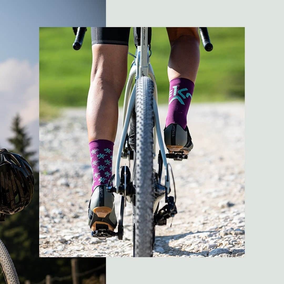 カンパニョーロさんのインスタグラム写真 - (カンパニョーロInstagram)「Discover the Ekar collection. Clothing designed by gravel cyclists for gravel cyclists. High-quality, hard-wearing clothes with roomy pockets to satisfy your gravel cravings.  #Ekar #Campagnolo #BornBeforeRoads #Gravel #NewKitDay」10月11日 23時12分 - campagnolosrl