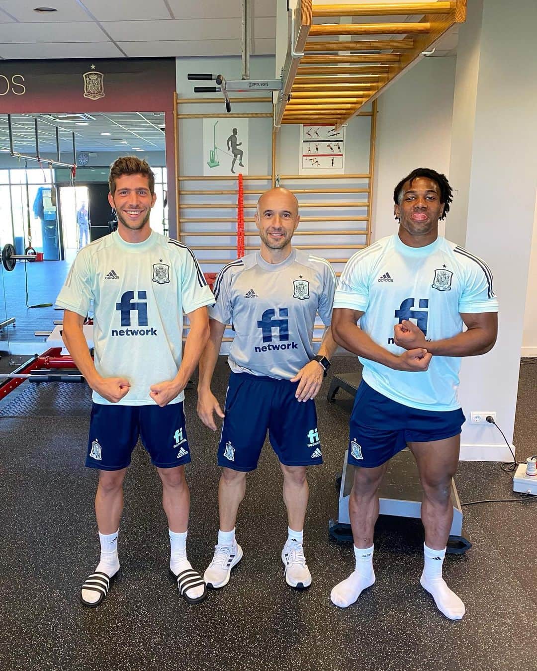 セルジ・ロベルトのインスタグラム：「Who are you betting on 🥊? 🏋🏽‍♂️💪🏽🤣 @adamatrd37」