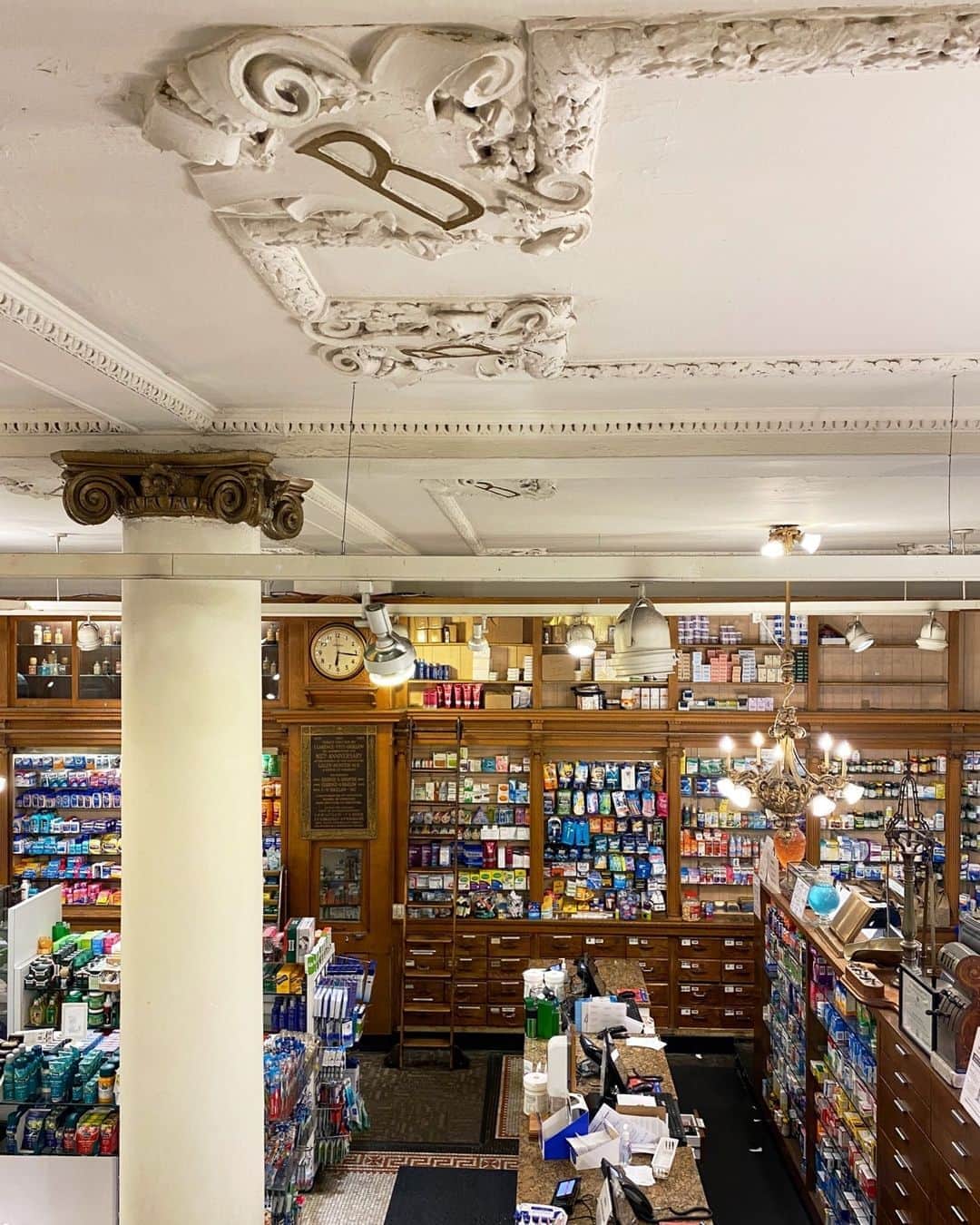 C.O. Bigelowさんのインスタグラム写真 - (C.O. BigelowInstagram)「History everywhere you look! 👀  Our ornate crown moldings and chapiters were handcrafted in 1902, along with the other architectural details through out our apothecary! 🏛️ ⁠ ⁠ #cobigelow #apothecary #pharmacy #nyc #newyorkcity #newyork #newyorknewyork #westvillage #greenwichvillage #westvillagenyc #greenwichvillagenyc #nyclandmark #historicalnyc #columns #architecture #1900s #crownmolding」10月11日 23時18分 - cobigelow