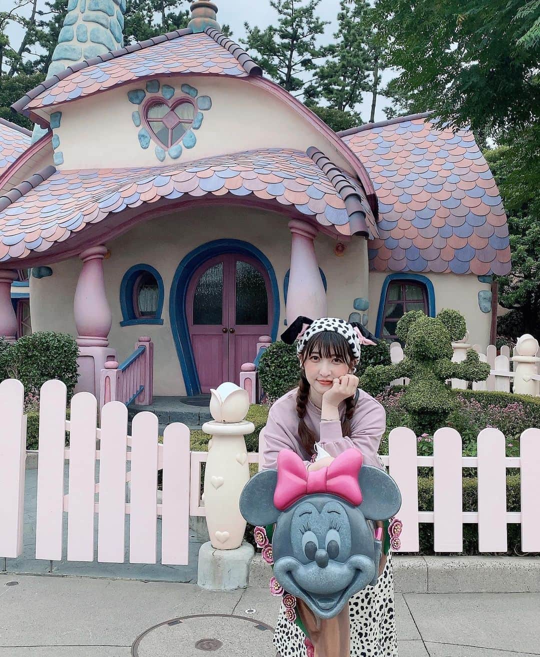雨宮奈生のインスタグラム：「ディズニーランド🥰  #ディズニー #ミニーの家 #ディズニーコーデ #101匹わんちゃん   #ootd #portrait #model #gravure #idol #japanesegirl #photooftheday #followme #follow」