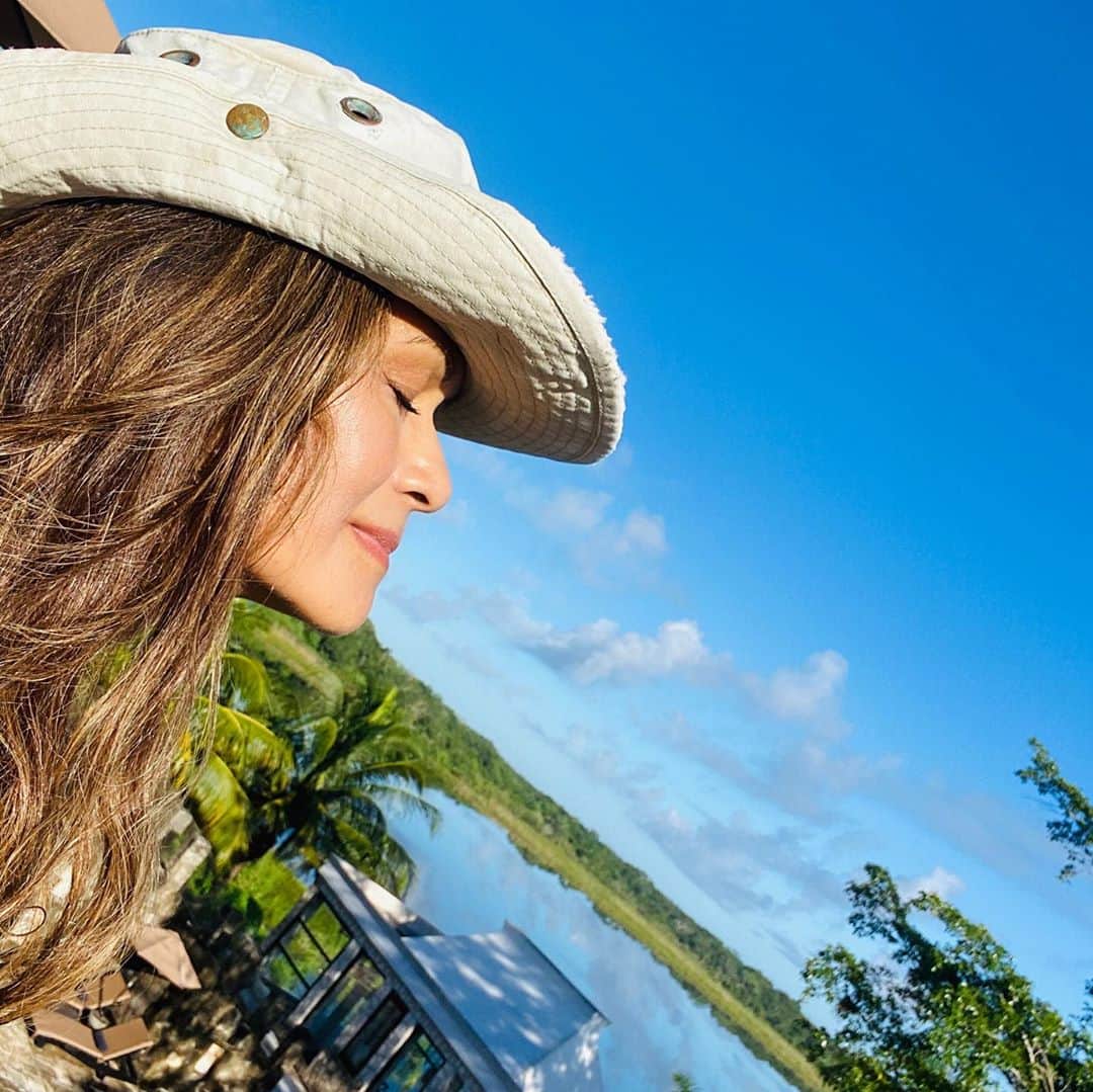 ニア・ピープルズのインスタグラム：「After a tumultuous week of hurricanes both literally and figuratively, my gratitude deepens for the sacred space of @coquicoquiofficial , their honoring of the land and its people, and for this incredible moment, expanded and enlightened through the beautiful knowledge offered up in A Course of Love.  #love is all #grateful #acol #nature #humanharmonics #forgiveness #compassion #plwm」