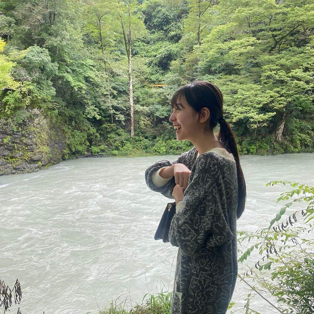 平塚麗奈さんのインスタグラム写真 - (平塚麗奈Instagram)「・ 自然に癒されてきました🧚🏻  川近づこ~って行けるギリギリまで 降りてみたんですが、 怖くてポーズ取れなかった、笑 (4枚目)  色んなことが浄化された 気分でするんるん⤴︎⤴︎⤴︎」10月11日 23時20分 - hiratsuka_reina