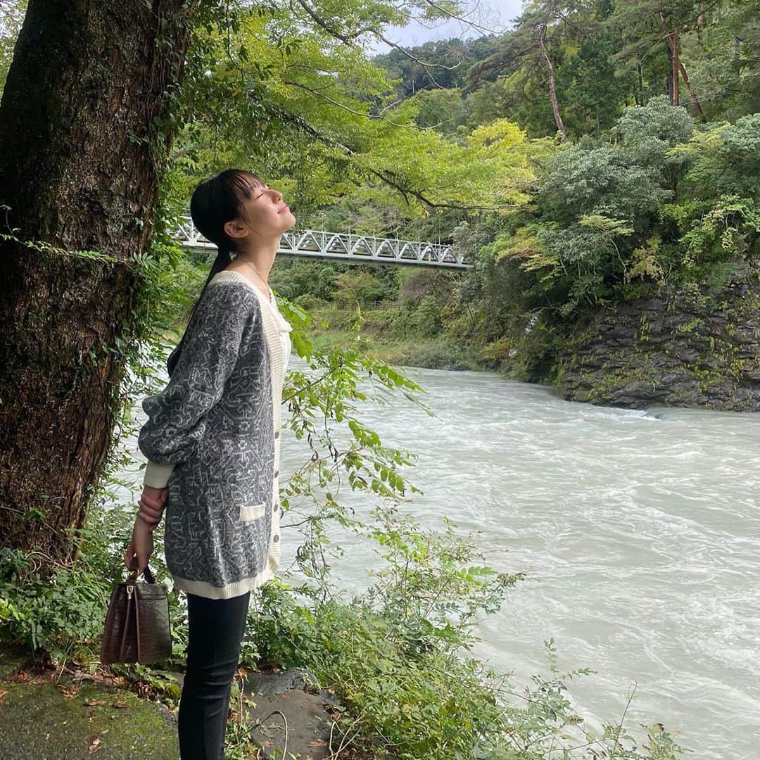 平塚麗奈さんのインスタグラム写真 - (平塚麗奈Instagram)「・ 自然に癒されてきました🧚🏻  川近づこ~って行けるギリギリまで 降りてみたんですが、 怖くてポーズ取れなかった、笑 (4枚目)  色んなことが浄化された 気分でするんるん⤴︎⤴︎⤴︎」10月11日 23時20分 - hiratsuka_reina
