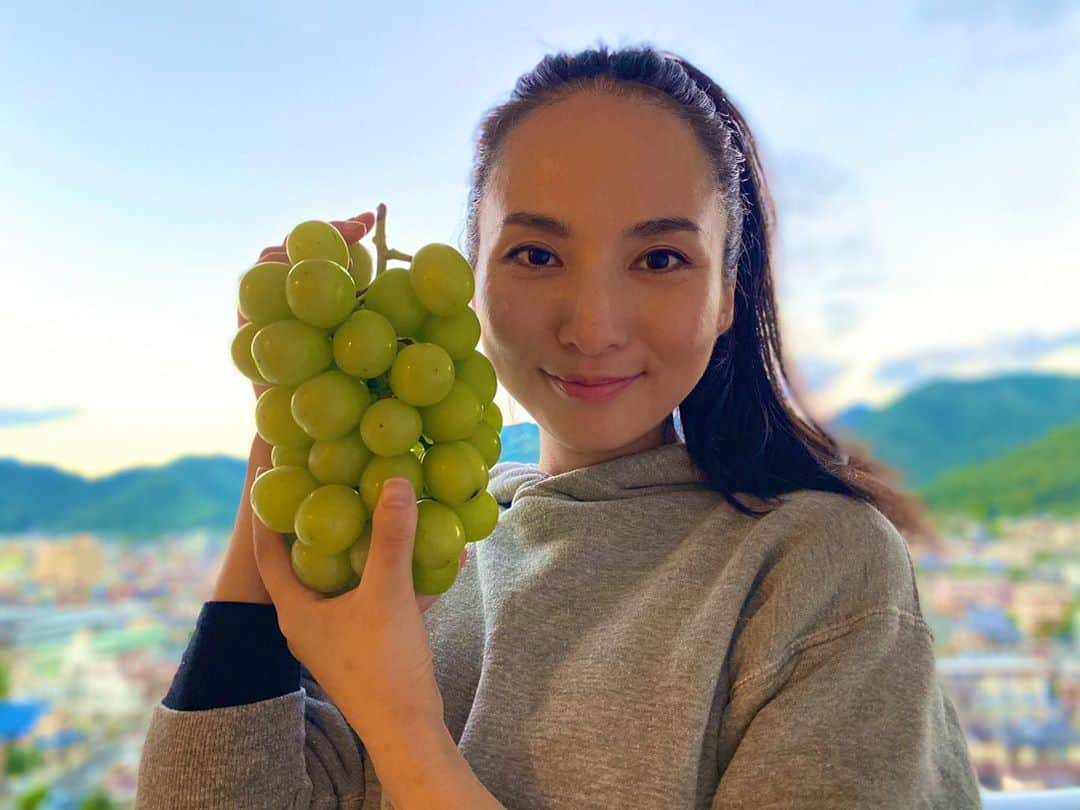 芥川舞子のインスタグラム：「. . #山梨 の直売所にて、 こ〜んな大きなフルーツをGET!! . 地元が山梨の主人は、今日お仕事で山梨に行くとのことだったので、私たちもついて行くことに🚙 . 思いがけずお義母様が、県内観光に連れて行ってくださり、楽しい一日となりました🙏 . 訪れるたびに好きになっていきます、山梨☺️ . 国内で、それほど遠くなくて素敵な場所を発見するたびに、私は嬉しくなります💓 . . . #シャインマスカット #りんご #かぞくのじかん」