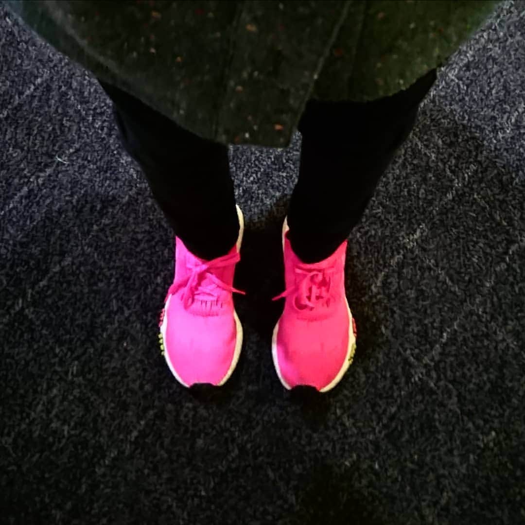 吉井怜さんのインスタグラム写真 - (吉井怜Instagram)「蛍光ピンクのシューズにライトが当たっていたのかな。 なんか光って見える👟  #スニーカー  #adidas  #adidasnmd」10月11日 23時23分 - rei_yoshii