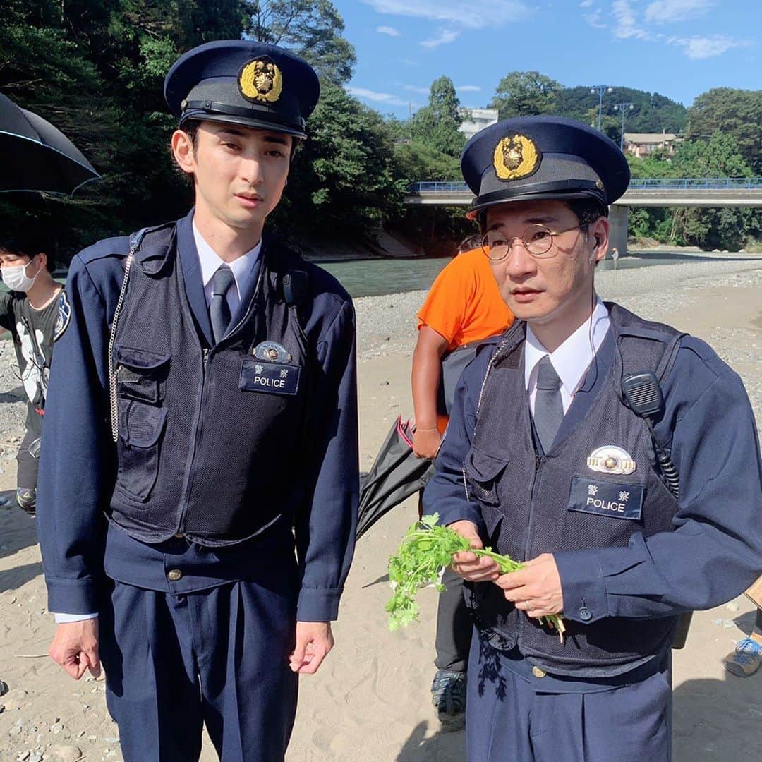 ドラマ『極主夫道』【公式】さんのインスタグラム写真 - (ドラマ『極主夫道』【公式】Instagram)「押忍👌初回放送無事終了〜！見て頂いた皆さん、遅くまでお勤めご苦労さんです！  ネタばれになるので、放送前に出せなかった写真を幾つか。 だってバーベキューと思わないですもんね〜。  変な武器買ってたし〜。 レンコンとか言うし〜。 抗争とか言うし〜。  けど龍はやっぱり仲間想い、家族想い。グッときましたね〜。 てかバーベキューのシーンの撮影の日。 前代未聞の暑さのピーカンの日でした。 出演者の皆さん、改めてお勤めご苦労さんでした！  #来週の予告の龍めっちゃヤバくないですか #いい意味のヤバいね #２話もめちゃくちゃ面白いです #腹よじれます #今日の放送で腹よじれちゃった人は #来週までに治しておいてください  ―――――――――――――――――――― #極主夫道 #毎週日曜よる‪10時30分‬放送 #テレビ #ドラマ #テレビドラマ #日曜ドラマ #玉木宏 🕶 #川口春奈 👮  #志尊淳 🐶 #古川雄大 🚨 #玉城ティナ ☕️ #MEGUMI #安井順平 #田中道子 #白鳥玉季 🌻 / #橋本じゅん #滝藤賢一 🐯 / #稲森いずみ 👘 #竹中直人 🗡 ほか ――――――――――――――――――――」10月11日 23時24分 - gokushufu_drama