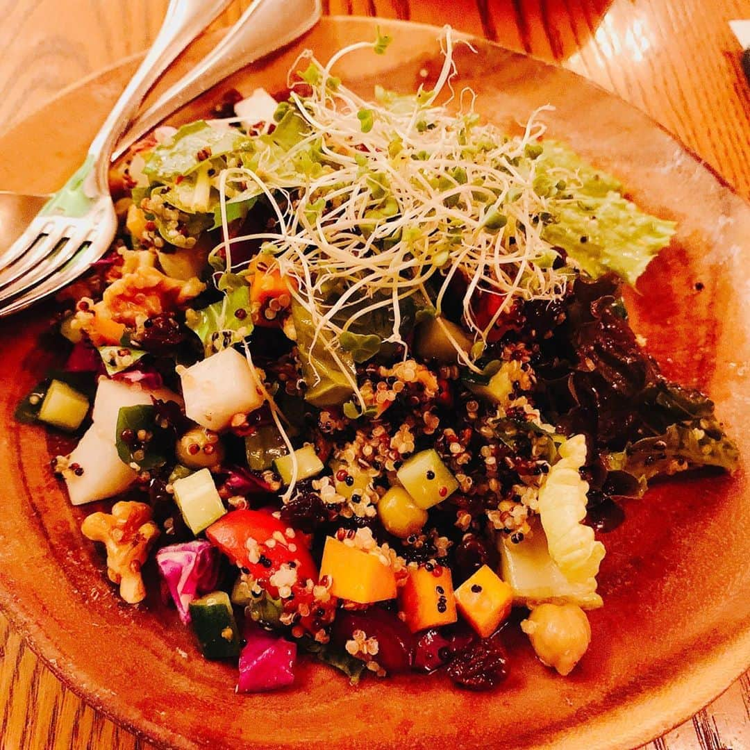 宇徳敬子さんのインスタグラム写真 - (宇徳敬子Instagram)「今夜は🌙 #vegansalad 🥗 #beauty  #healthy  #ケール と#キヌア 🥬 #salada #ブロッコリースプラウト #oliveoil  #vegetables #foodporn  #foodie #dinner #野菜サラダ 🥗 #ヘルシー　#美味しい #嬉しい　#楽しい　#幸せ  #ハッピーポイントアップ #健幸美活　 他にもたくさんパクパク モグモグいただきました😋 今日の終わりに。。。 ワンショットだけね🥰💕 幸せな夢を見よう😍 おやすみなさい💤 #うとくけいこ  #宇徳敬子 @utoku_keiko」10月11日 23時34分 - utoku_keiko_official