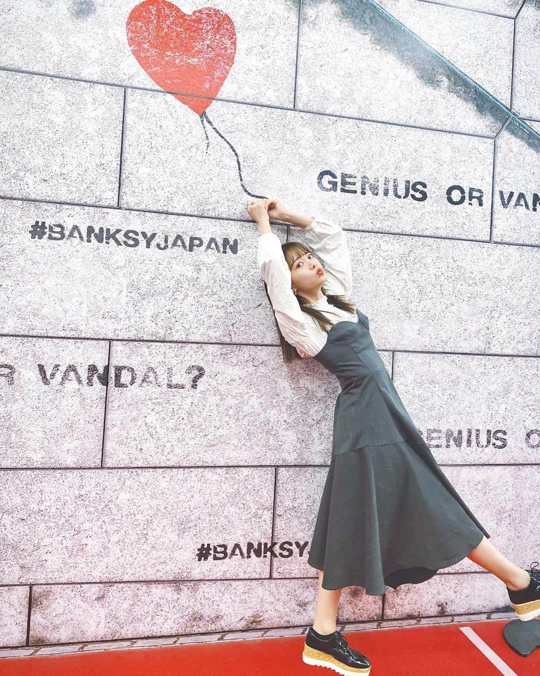 のインスタグラム：「#bAnKSy 💣 👧🏼🎈🐻 . got interested in his perspective about society.🤔💭  new shoes➡︎ @andrabbit_official . . . . #me #tbt #yokohama #banksyjapan #painting #graffiti #balloon #ootd #バンクシー展 #横浜 #バンクシー #風船ちゃんと持ててへんがな #過去スタグラム #10/4までやっていました」
