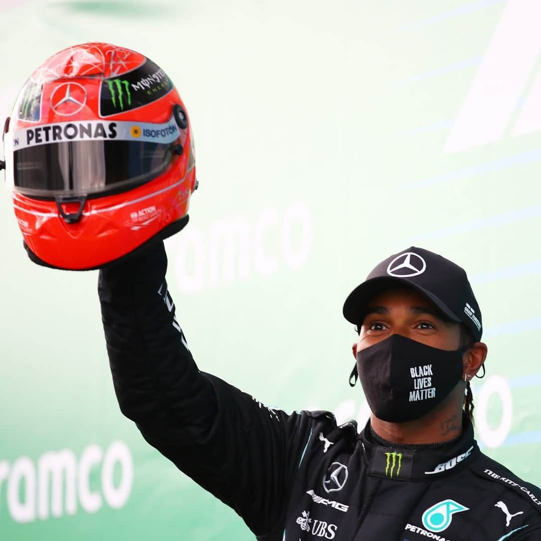 F1さんのインスタグラム写真 - (F1Instagram)「Lewis Hamilton. Michael Schumacher. 91 #F1 wins. 🏆⁣ ⁣ A touching moment as @lewishamilton is presented with Michael Schumacher's helmet by his son @mickschumacher ❤️⁣ ⁣ #KeepFightingMichael」10月11日 23時28分 - f1