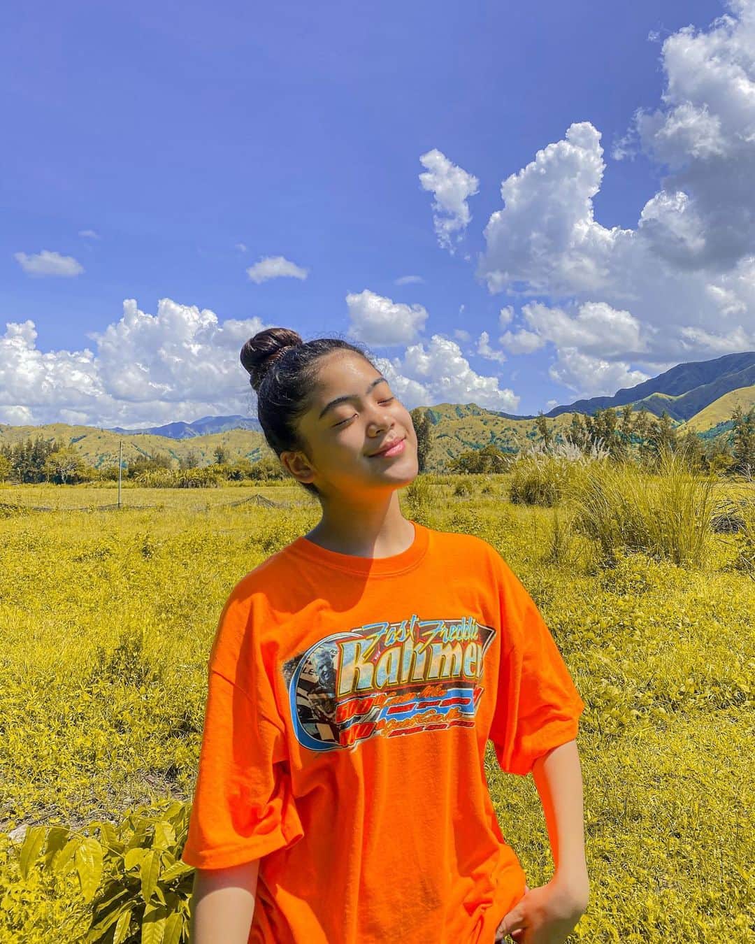 Niana Guerreroのインスタグラム：「my first out of town trip in the longest time. I love how simple life is here. no stressin just chillin 🌾 new vlog up on my channel! ❤️」