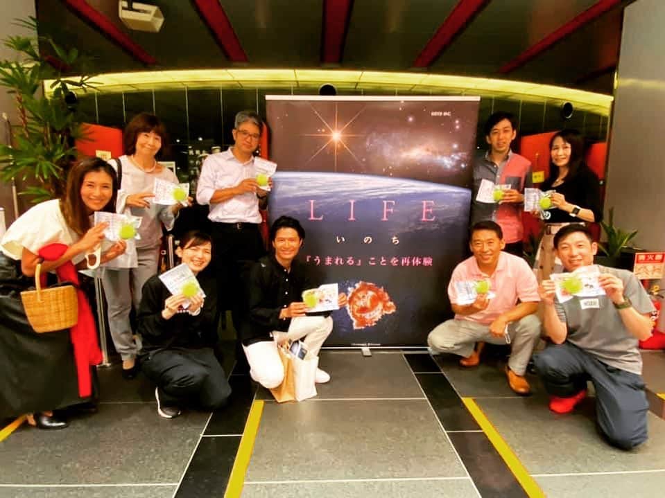 橋本昌彦のインスタグラム：「今日はバンドー神戸青少年科学館の バースデープラネタリウム🎂✨  134名の方々にお越しいただきました✨ ありがとうございます😊  協賛してくださっている テニススクールを全国に展開している ノアインドアステージ株式会社様の 社長、社長のご家族はじめ、 社員の皆様にもお越しいただきました✨  ノアインドアステージ株式会社様の 人材育成の理念と通ずるものがあると、 みなさま、大変共感していただくことができ お話も大変はずみました。  協賛いただく前に 一度ご覧になっていただいた社員さんからは  「2回目の今日は、また更に感動しました。 何回も見たいです。友達連れてきます」 とおっしゃっていただきました^ ^  また 「自分の子どもたちのことや親のこと、色々なことが思い出されて、大変感動しました」  「1歳の子どもがいますが、うまれてきた時のことを思い出して、またもう一人欲しくなりました」  ともお話しくださいました。  皆様が幸せオーラに包まれていることが 伝わってきて この瞬間を本当に嬉しく思います  また大西社長、ご家族の皆様 社員の皆様のお人柄も温かく ノアインドアステージ株式会社様の いちファンになりました。  私たちとしては LIFEいのちを通じて このような幸せの循環が広がり 企業、市民、行政が 温かな気持ちで繋がりを深めていくことを 心から願っています！  最後は親子でラリーコミュニケーションを 楽しんで下さい！とご来場の皆様に テニスボールをプレゼントして頂きました🎁  子ども達ははじめて触る テニスボールに嬉しそうにしていました  佐賀県からも助産師さんが観に来てくださっていて びっくり‼️是非佐賀でも上映したいですと💪 佐賀県でもLIFEを届けて下さる企業様いませんでしょうか？😌  次回は11月8日（日）14時からです✨  🌟姫路科学館にて 毎週土日‼️の9時45分〜  ………………………………………………… https://www.city.himeji.lg.jp/atom/planet/index.html  🌟10月17日(土)14:00〜 神戸山手女子中学校・高等学校にて 「LIFEいのち」特別上映会 ＆橋本昌彦コンサート ＆ テニス無料体験 ※ 小学生以下のお子様とその保護者様  🌈インドアステージＮＯＡＨ　present『いのちの授業』  ノアインドアステージ株式会社様のご提供による無料上映＆橋本昌彦ミニコンサートです❣️  ◉上映会予約はコチラ 　↓↓↓ 神戸山手女子中学高等学校 https://www.kobeyamate.ed.jp/  ◉テニス体験予約はコチラ 　↓↓↓ テニススクール・ノアHAT神戸校　078-252-2585 ※硬式テニス・ソフトテニス　 それぞれ小学校4年〜6年（男女） 各定員20名  ◉全ての詳細はコチラ 　↓↓↓ https://www.facebook.com/445689989142991/posts/1211983299180319/?extid=0&d=n  …………………………………………………  🌟10月31日 (土) LIFEいのち 特別野外上映会 ＆ 葉祥明✖︎橋本昌彦　　　スペシャルトーク ＆ ヒーリングコンサート in 長野  蓼科  LIFE education https://peraichi.com/landing_pages/view/lifenagano2020  🌟10月31日(土)-11月2日(月) LIFE Education リトリート in 長野「蓼科」  https://www.lifeeducation.co/2020-10-4  …………………………………………………  #lifeいのち #うまれることを再体験 #ノアインドアステージ #sdgs #バンドー神戸青少年科学館 #人材育成 #人材育成プログラム #ありがとう #コミュニケーション #テニス #love #loveyourself #感動を共有しよう #地域活性化 #社会貢献活動 #蓼科 #イベント情報#大西社長」