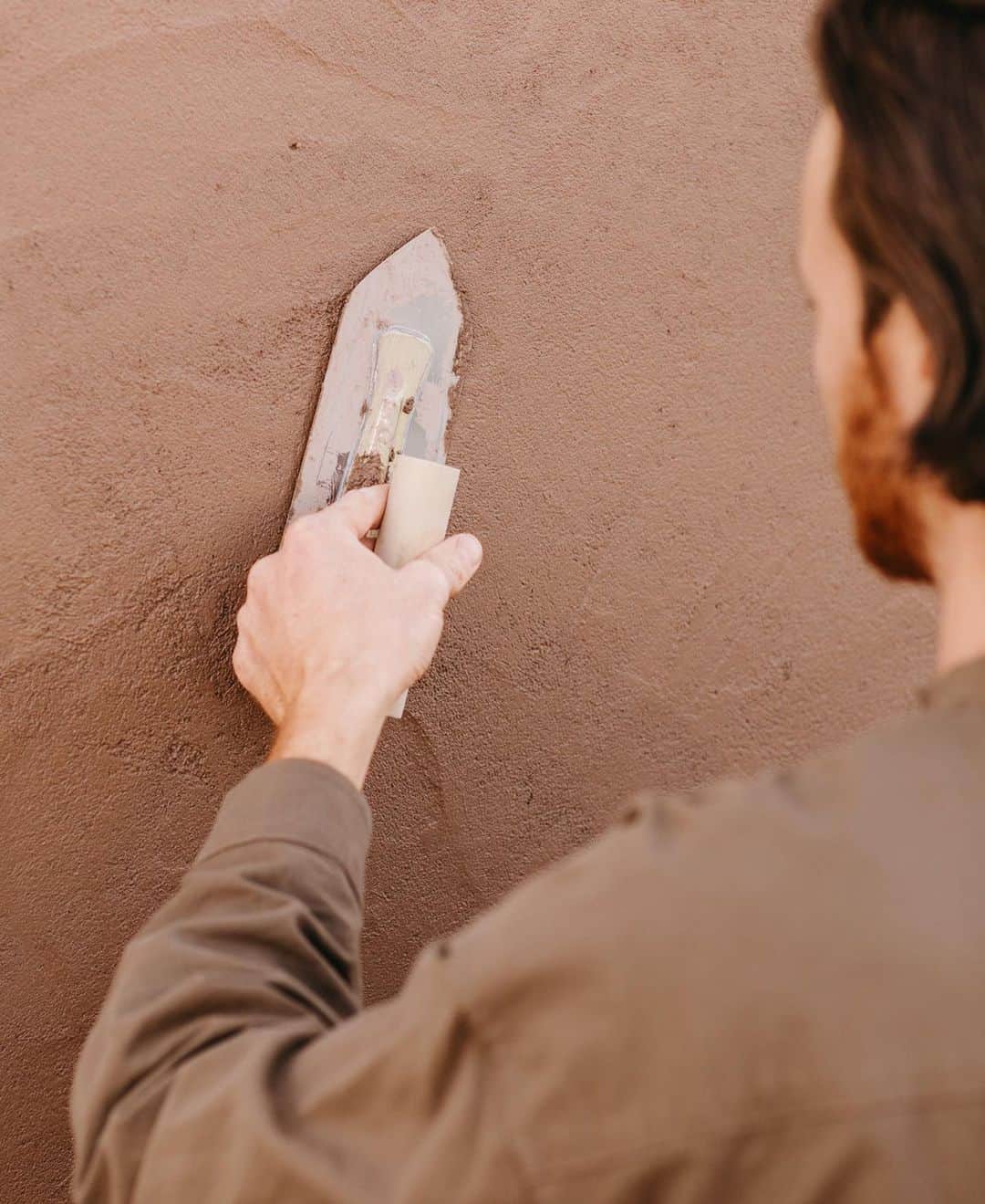 マーサ・スチュワートさんのインスタグラム写真 - (マーサ・スチュワートInstagram)「While restoring their vintage RV at a friend's house in nearby Joshua Tree, Kelly Brown and Bryce Ehrecke of @crenaturalbuilding fell in love with the locale. They started looking at real estate for fun, and the following winter ended up buying a prosaic 1980s ranch house on a one-acre plot, because they couldn't resist the land and views. So far, they've done a broad-strokes makeover of the place: Bryce coated the house's interior walls in earthen plaster he mixed from local sand, clay, and fine-chopped straw, then crafted custom built-ins for the kitchen and overhauled the bathroom and bedroom to make them feel organic. Everything's in the same soft desert palette as the trailer, since "whatever we are designing, we try to match it to the landscape as much as we can," says Kelly. "It brings us a real sense of calm." Swipe the gallery to take a peek inside their home makeover. Plus, check out the full feature in our October issue available via newsstands or online at @magazinedotstore, Apple News+ or at the link in bio. 👆🏼📷: @kellybrownphoto styling by: @lornaaragon」10月11日 23時35分 - marthastewart
