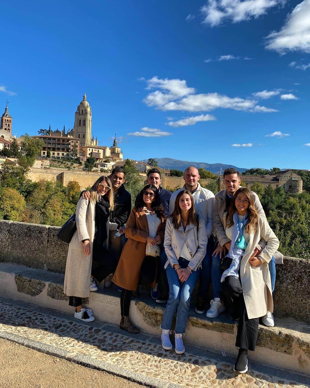 パブロ・サラビアのインスタグラム：「Friends 😊🤙🏻」